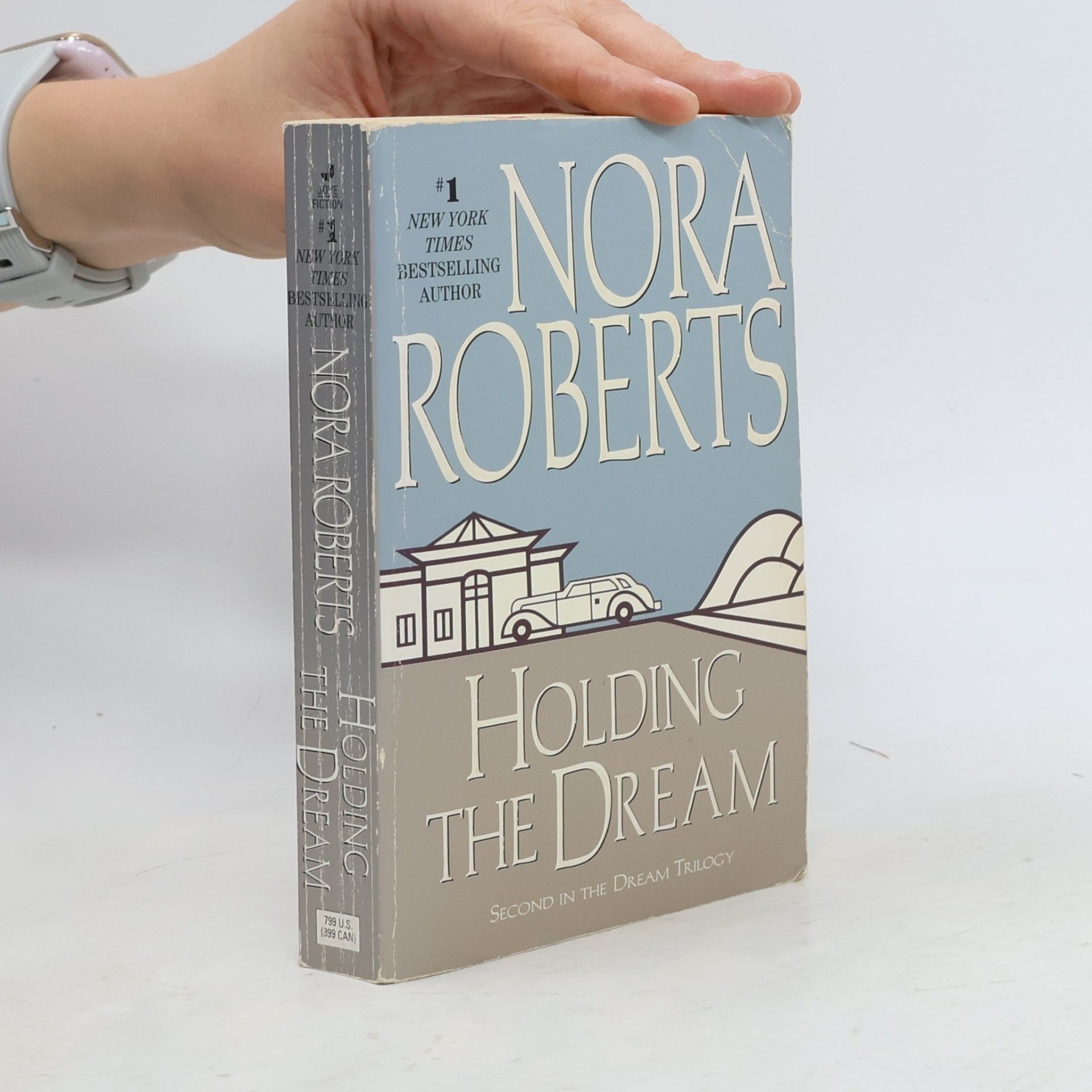 Nora Roberts Holding the Dream