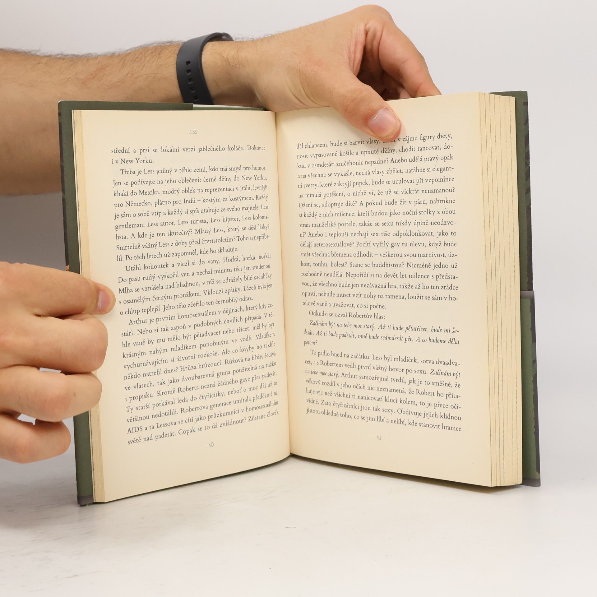 Andrew Sean Greer Less, aneb, Hledání ztraceného mládí