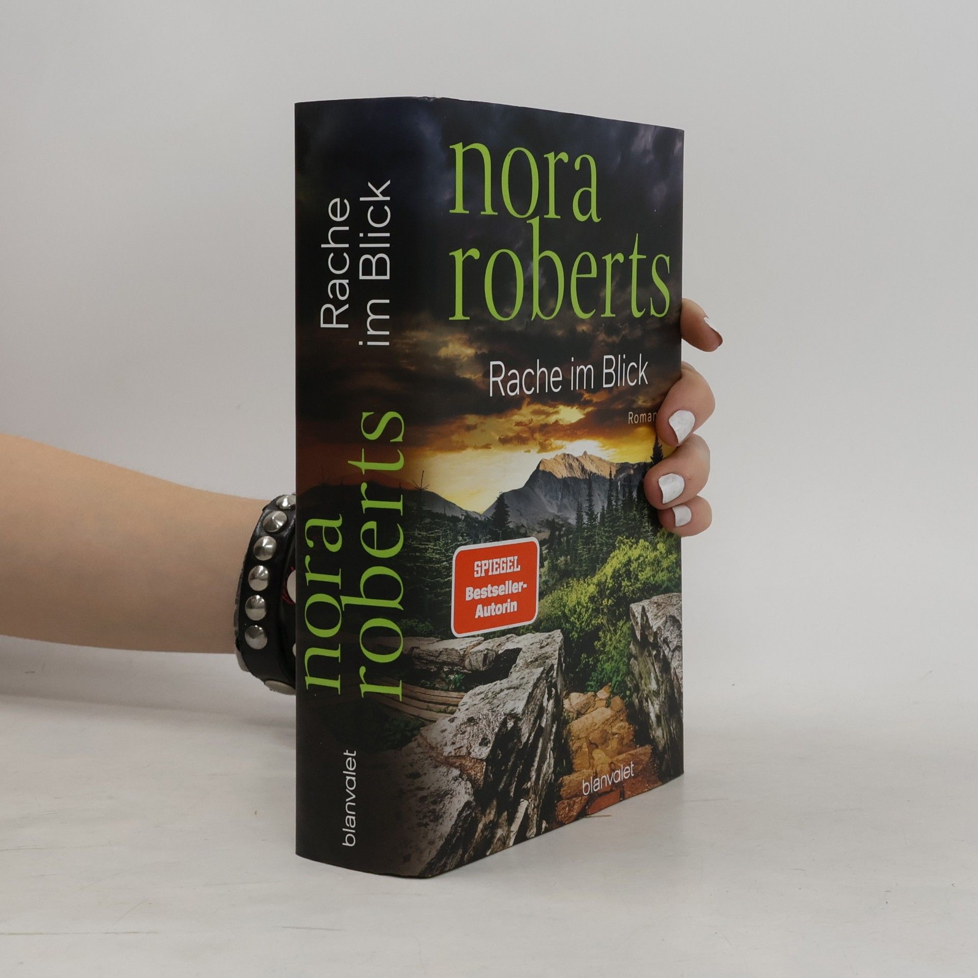 Nora Roberts Rache im Blick