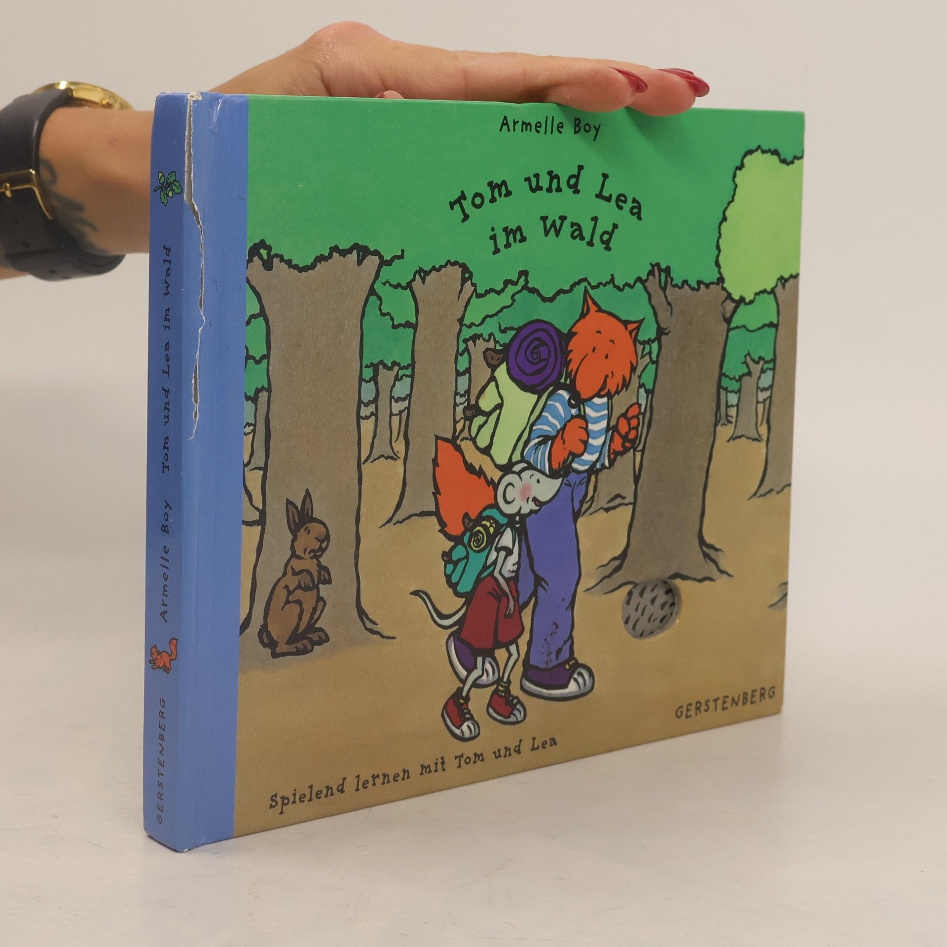 Tom und Lea im Wald. Tom, der Fuchs und Lea, die kleine Maus, machen zusammen einen Ausflug in den Wald. Mit vielen beweglichen Teilen zum Fühlen, Drehen, Ziehen und Klappen