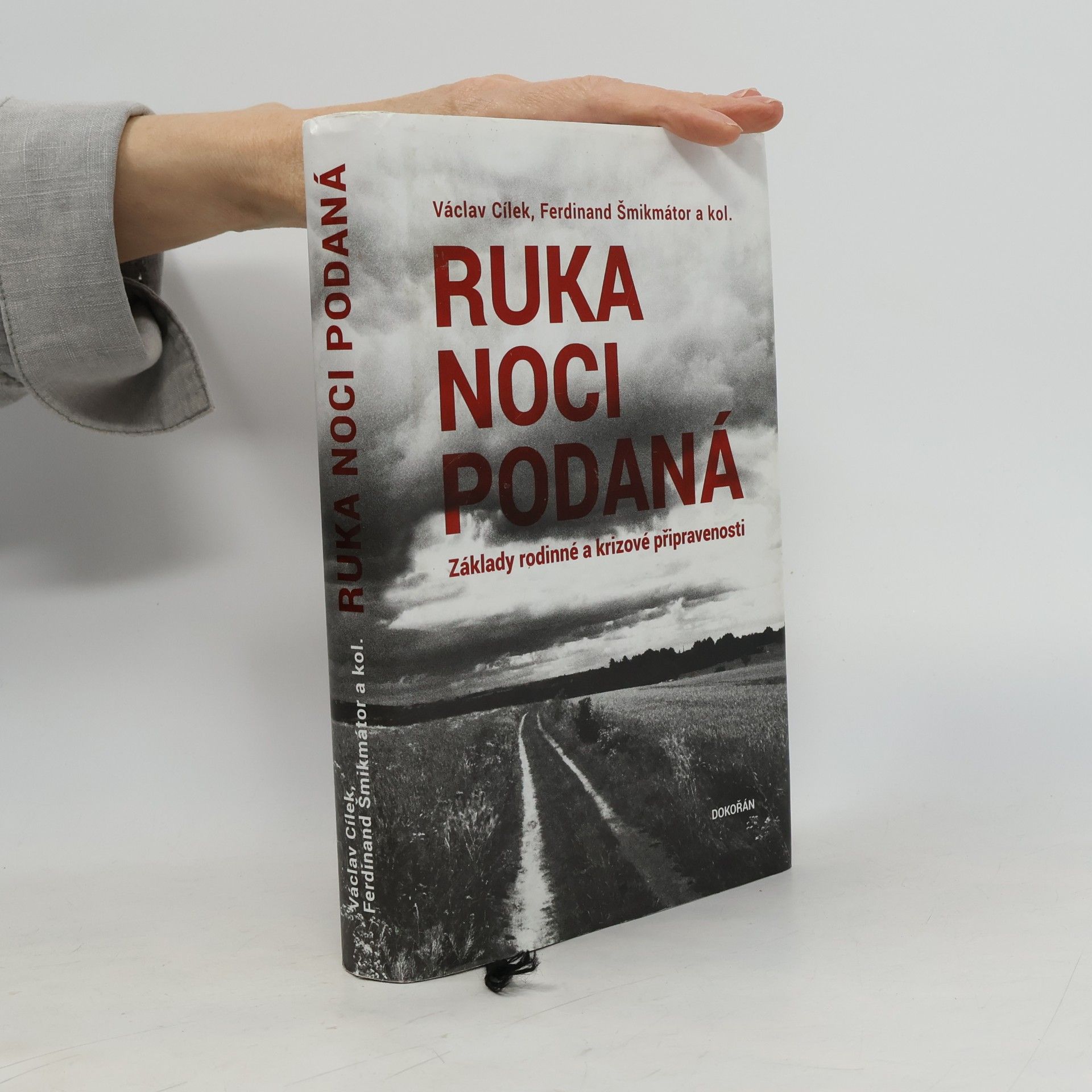Václav Cílek Ruka noci podaná. Základy rodinné a krizové připravenosti