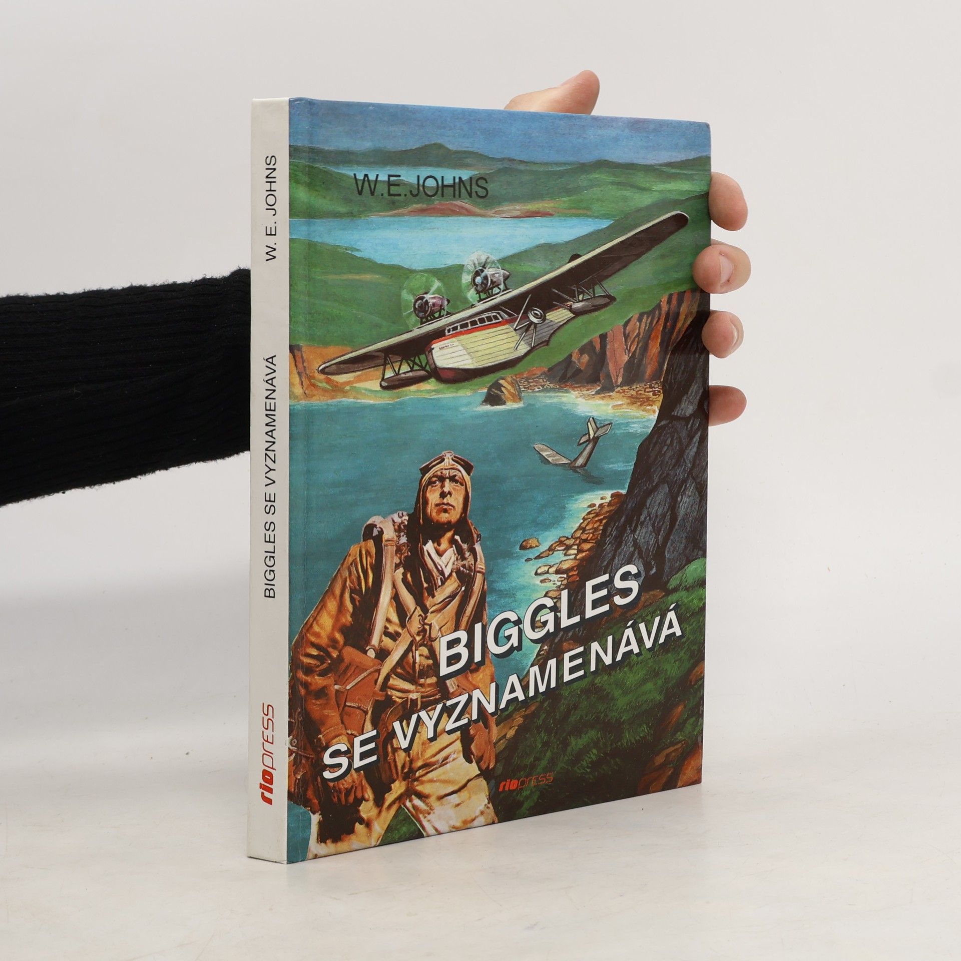 William Earl Johns Biggles se vyznamenává