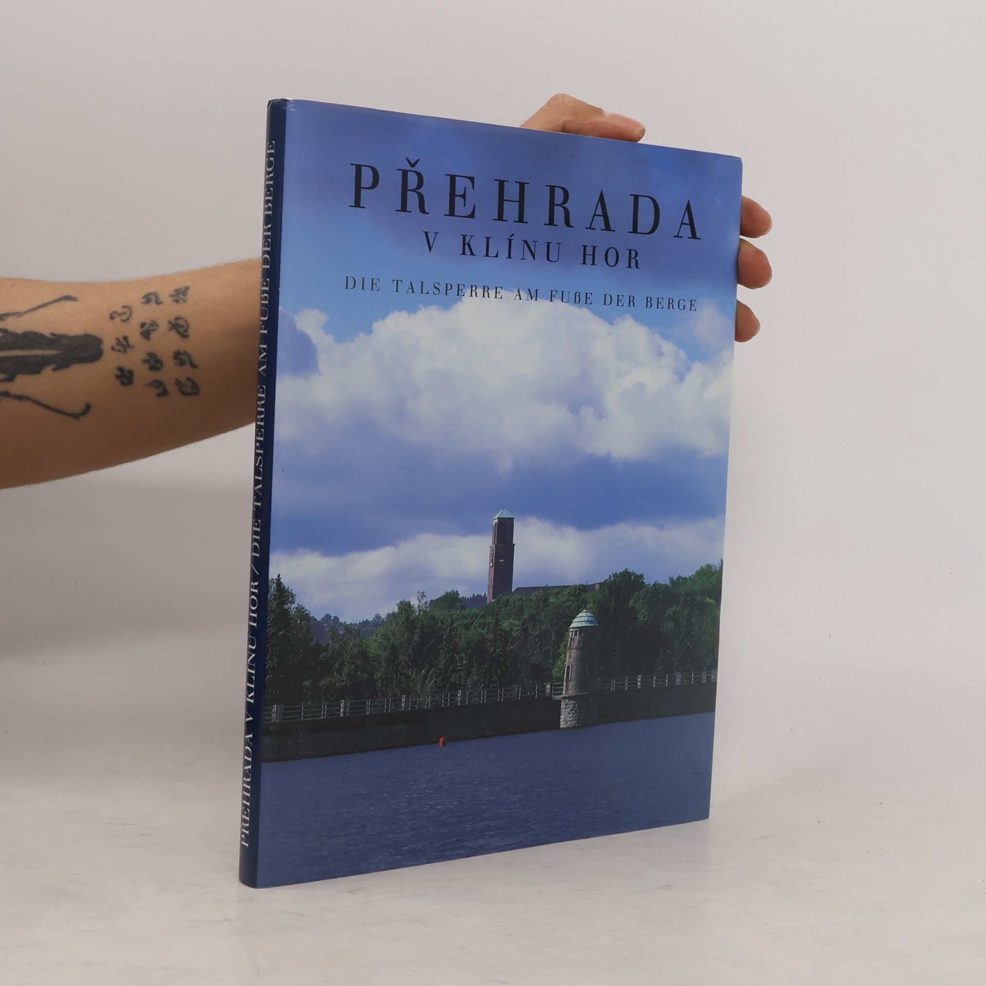 Autorenkollektiv Přehrada v klínu hor. Die Talsperre am Flusse der Berge