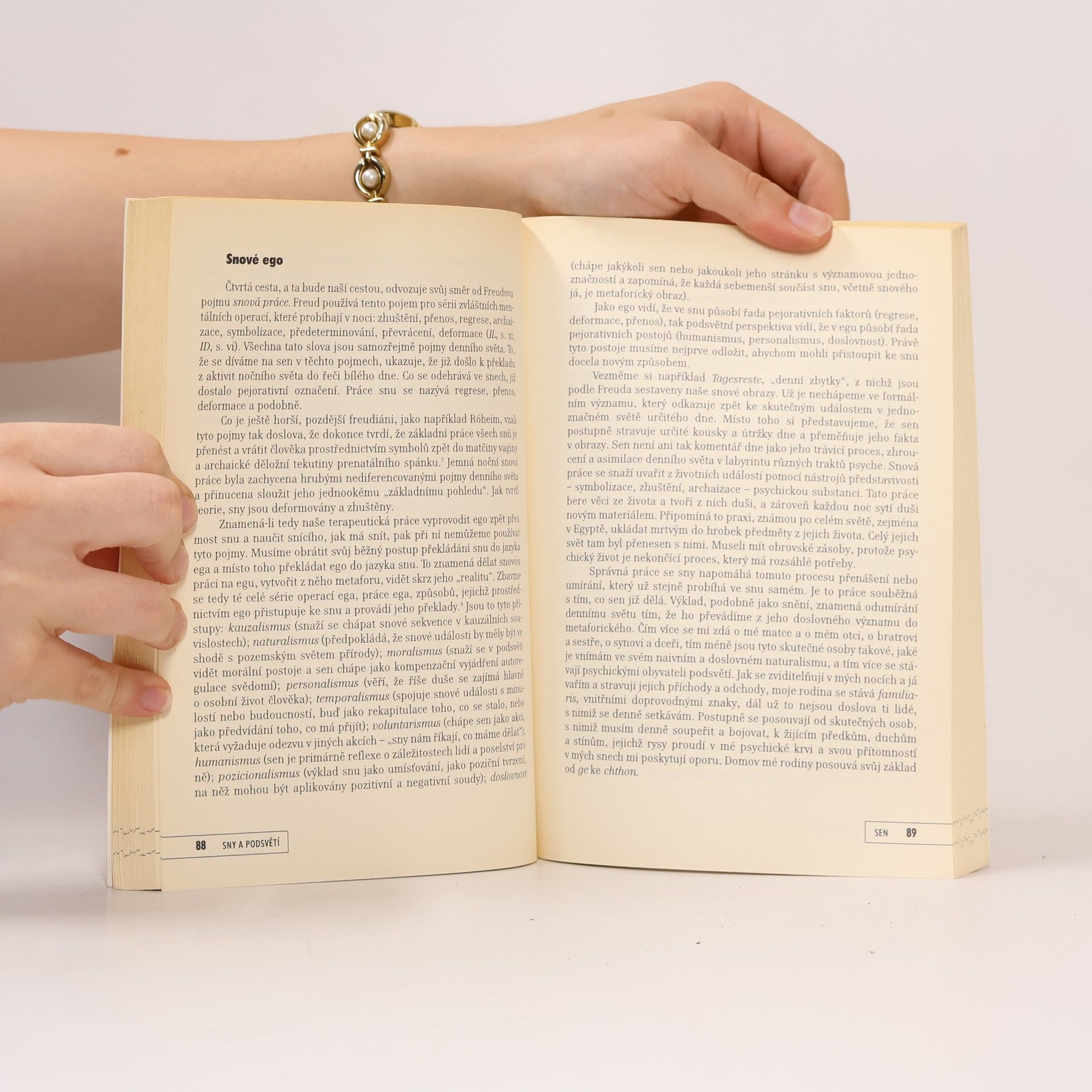 James Hillman Sny a podsvětí : nový pohled na sny rozšiřující klasické teorie S. Freuda a C.G. Junga