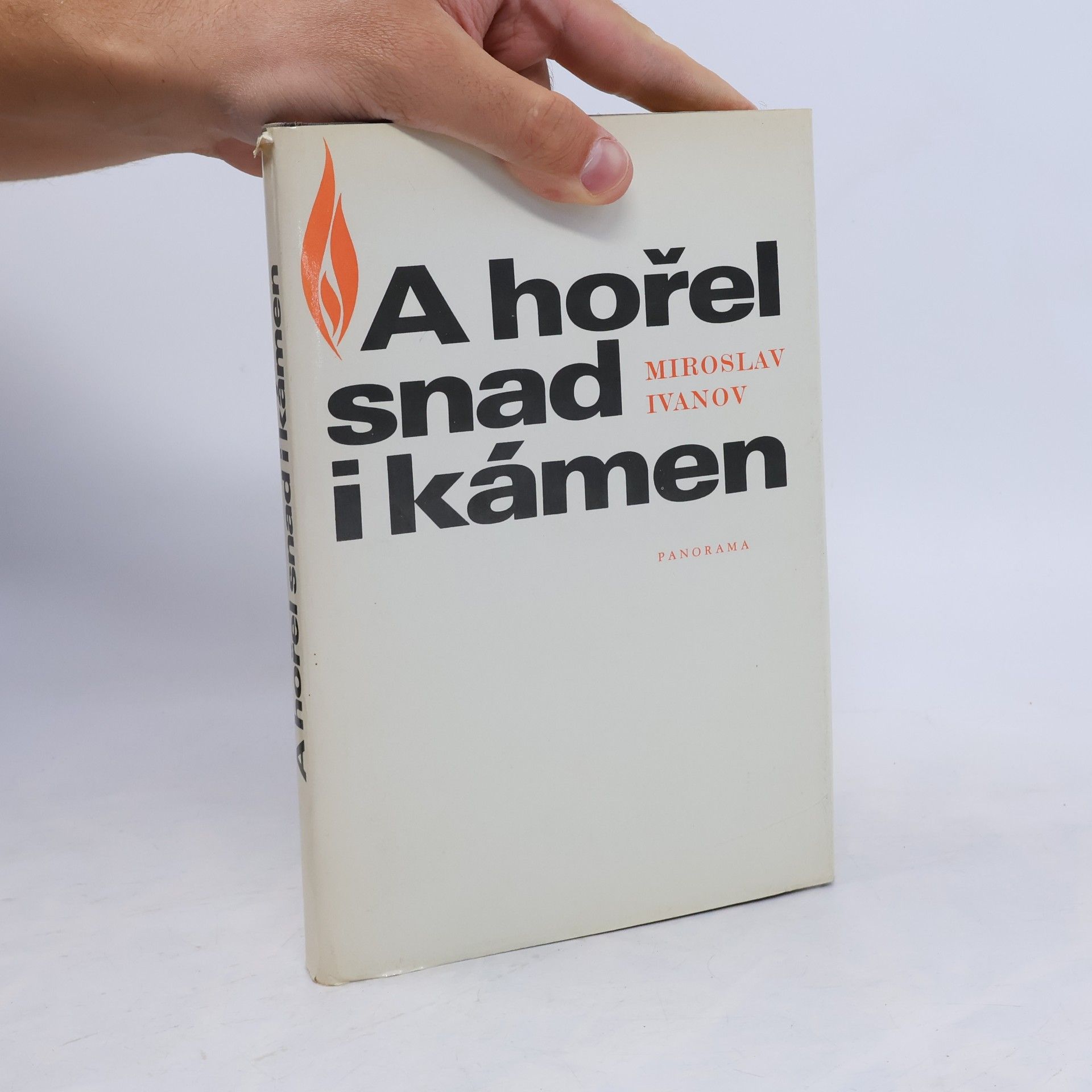 A hořel snad i kámen