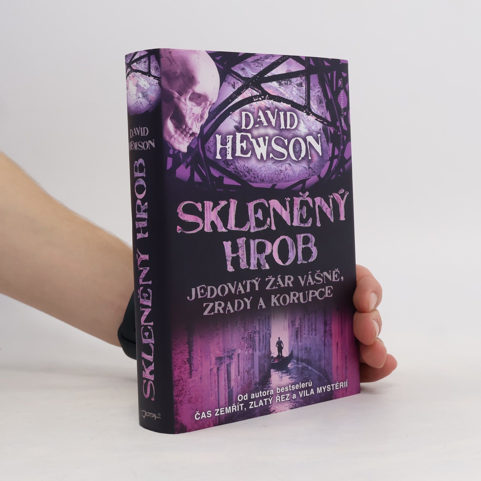David Hewson Skleněný hrob. Jedovatý žár vášně, zrady a korupce