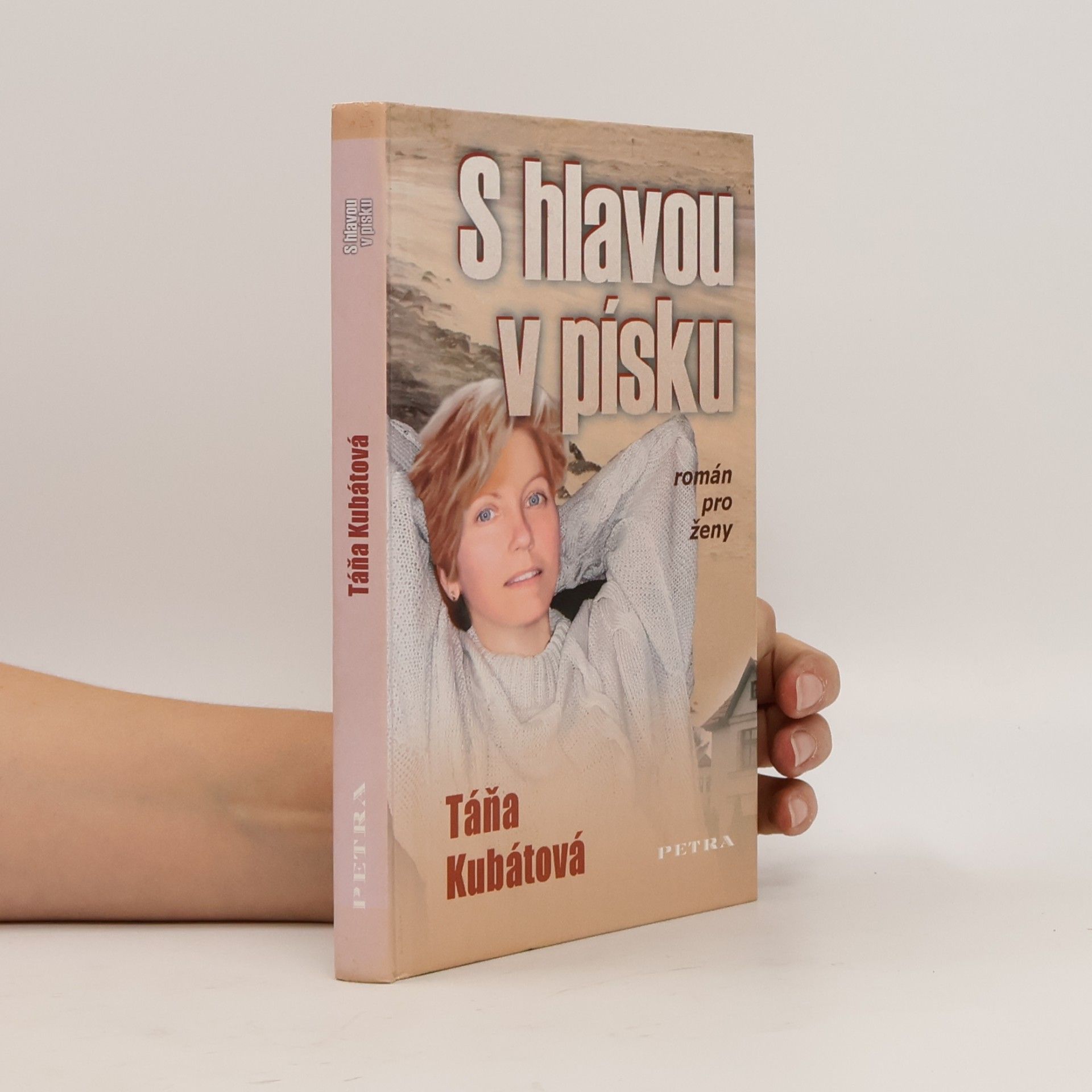 Táňa Kubátová S hlavou v písku
