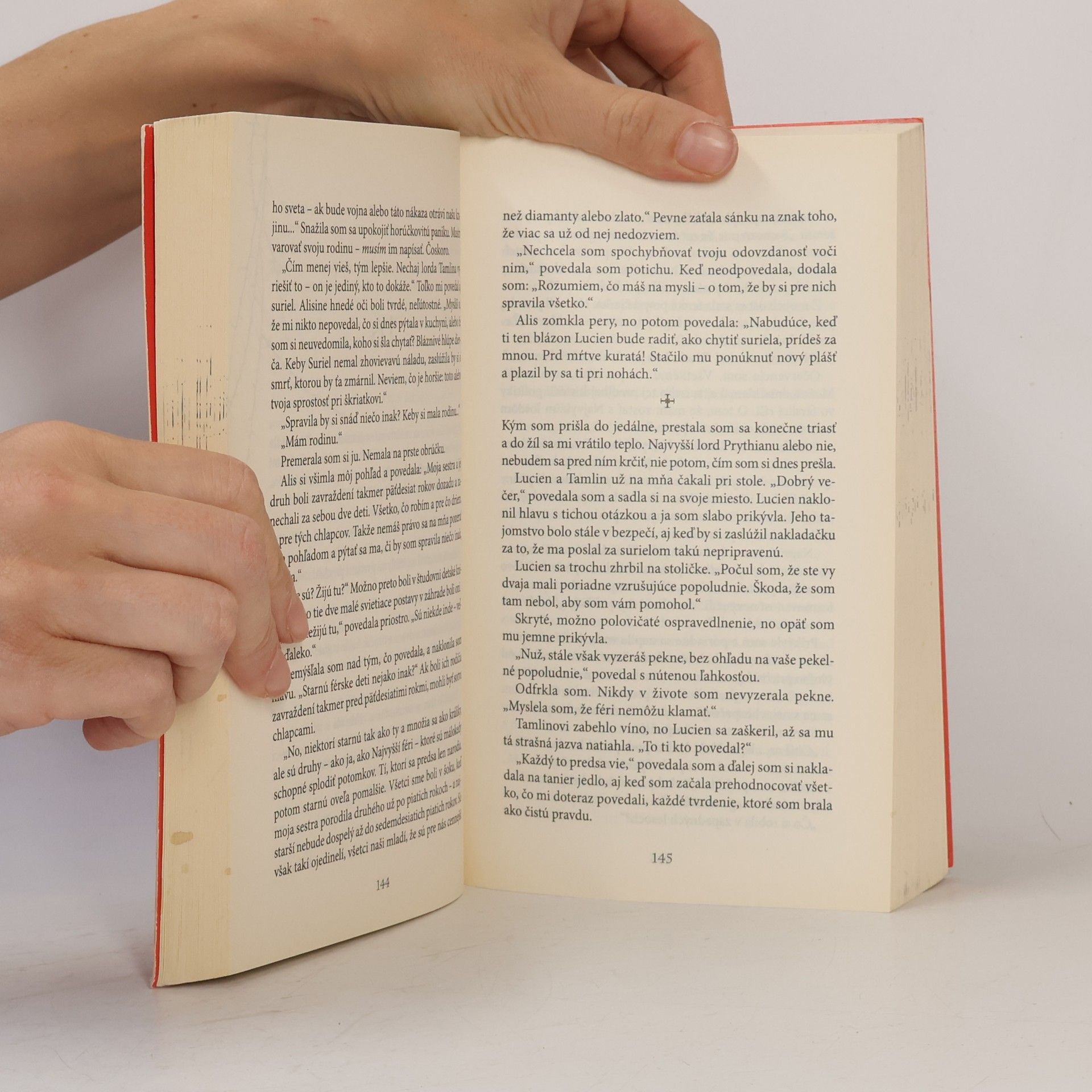 Sarah J. Maas Na dvore z tŕňov a ruží