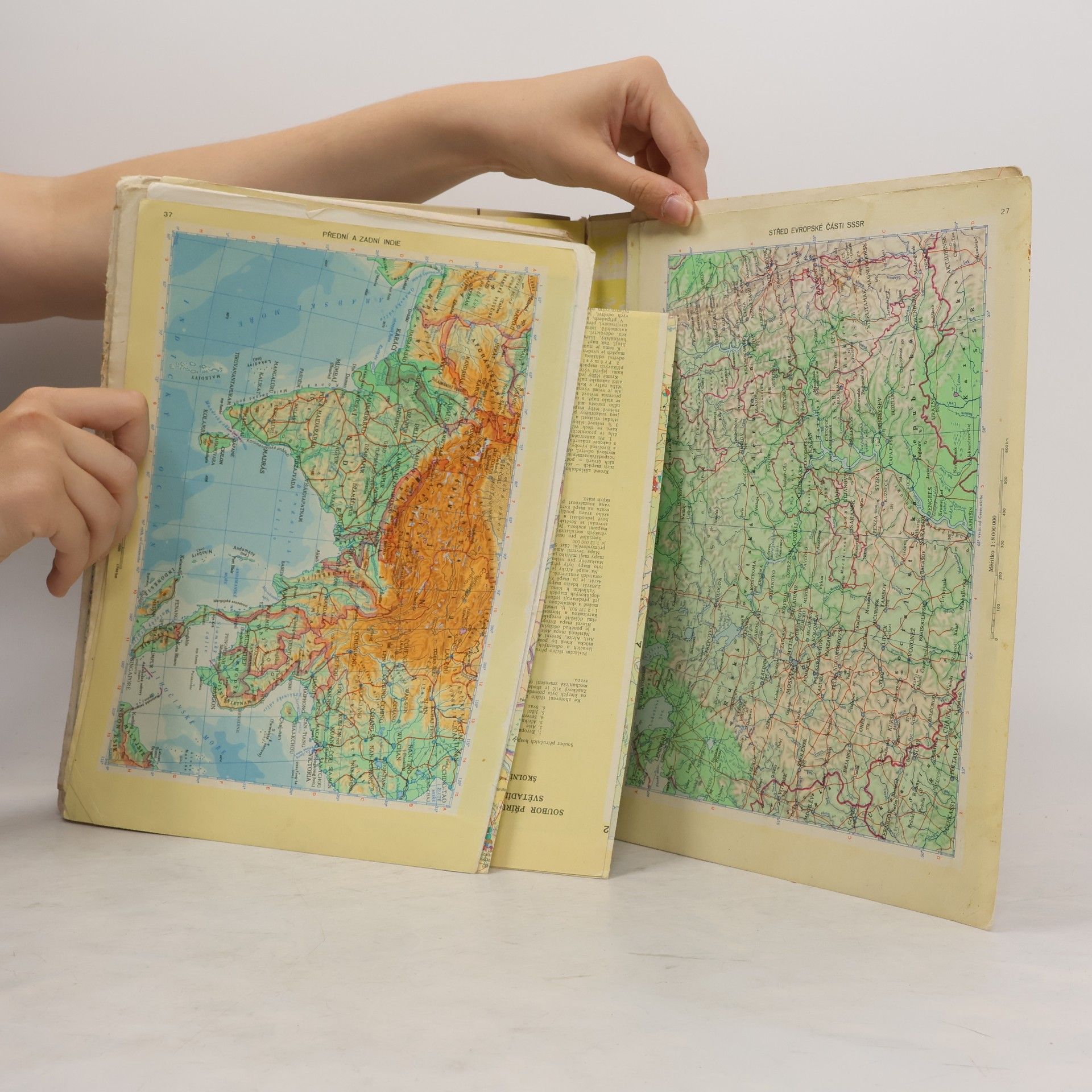 kolektiv Školní zeměpisný atlas světa