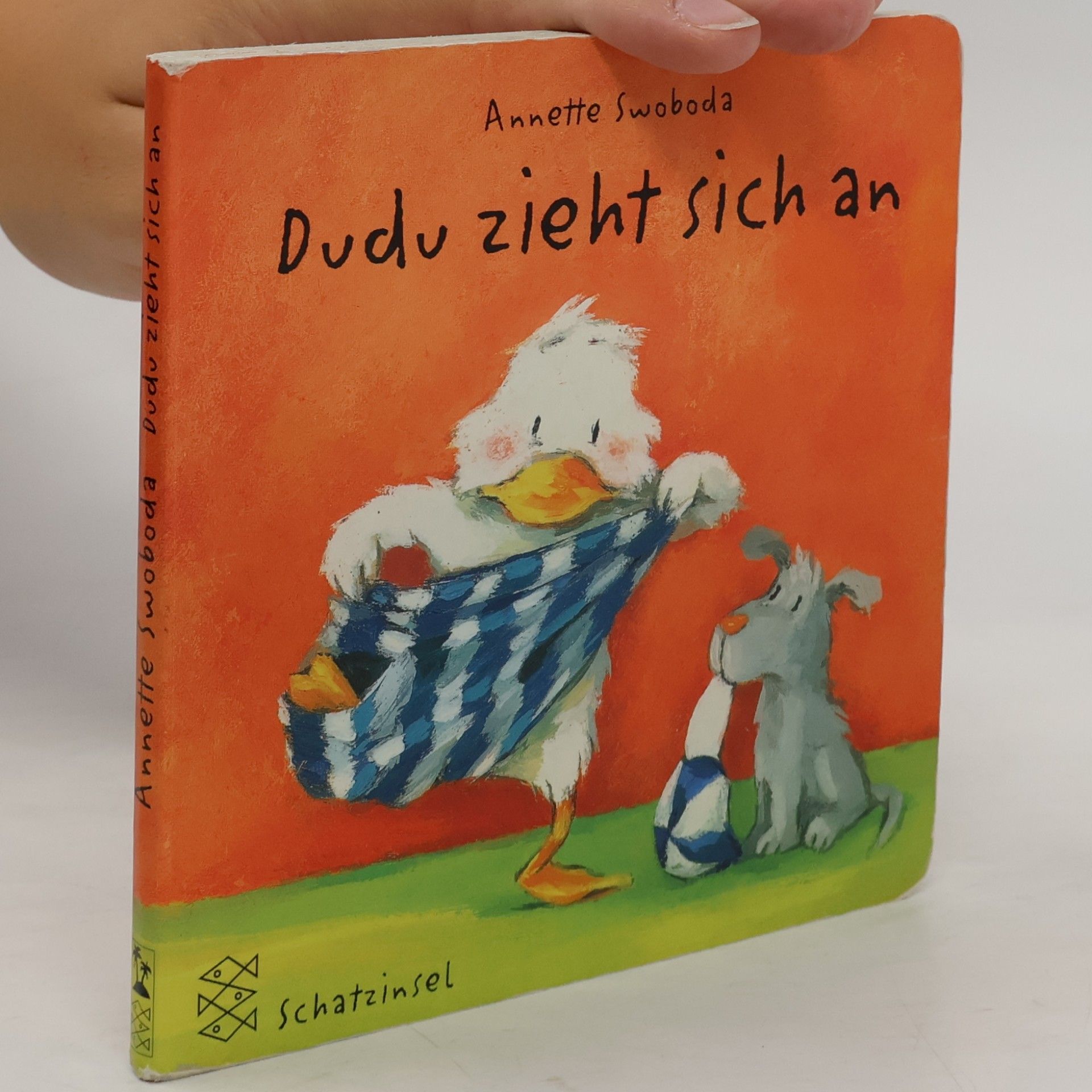 Dudu zieht sich an