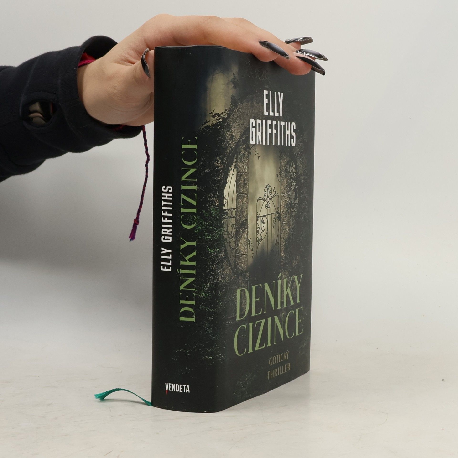 Elly Griffiths Deníky cizince