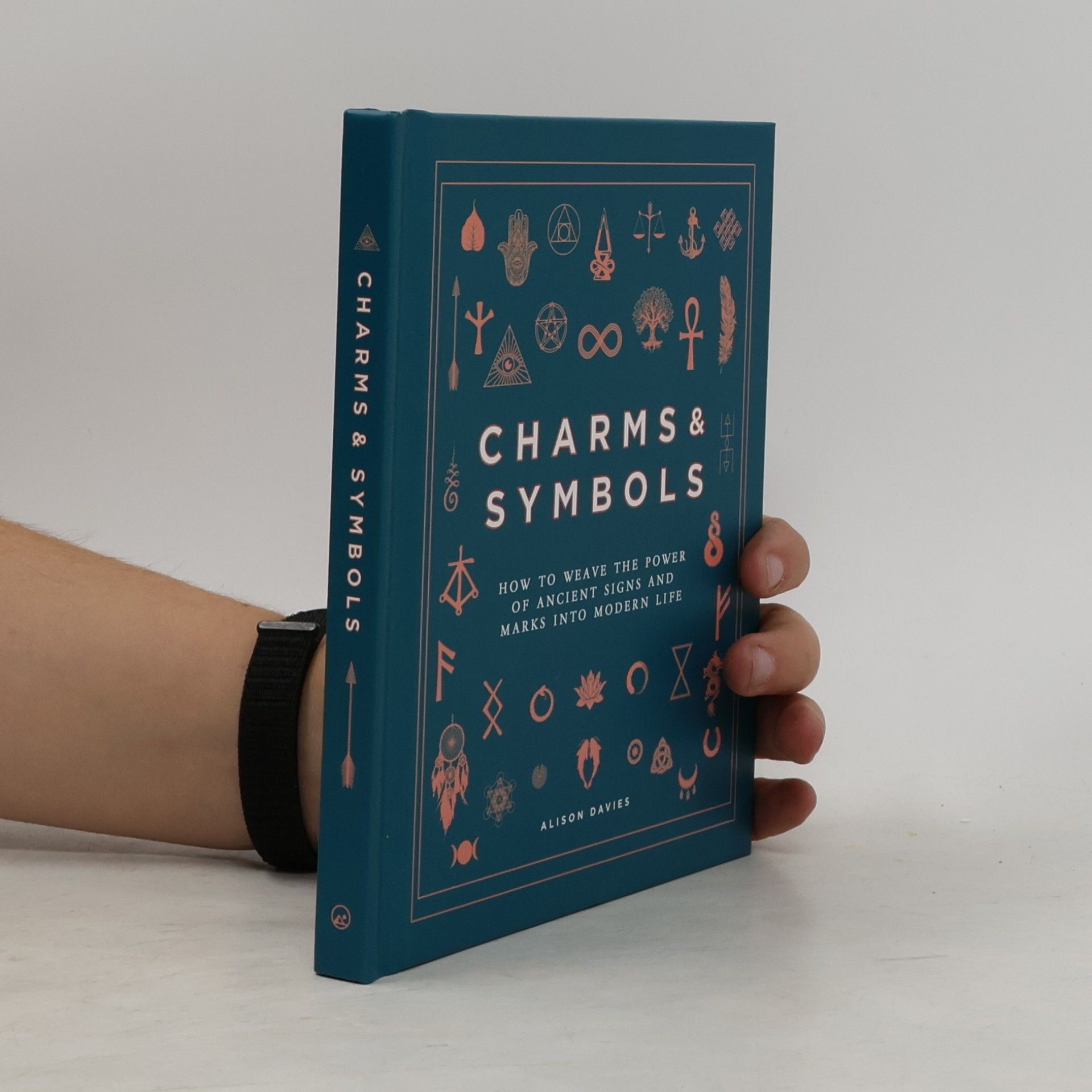 Alison Davies Charms & Symbols : How to Weave the Power of Ancient Signs and Marks into Modern Life