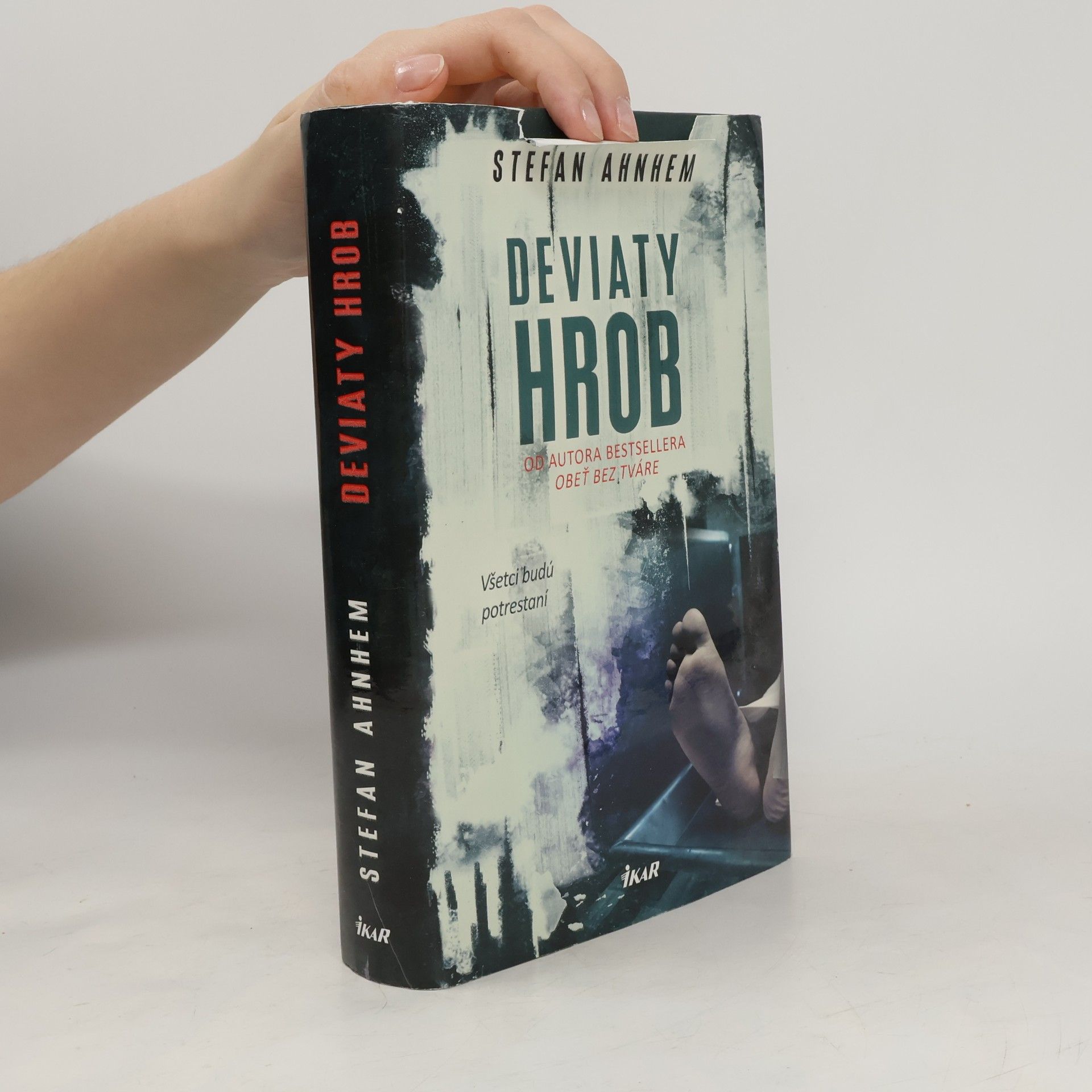 Stefan Ahnhem Deviaty hrob