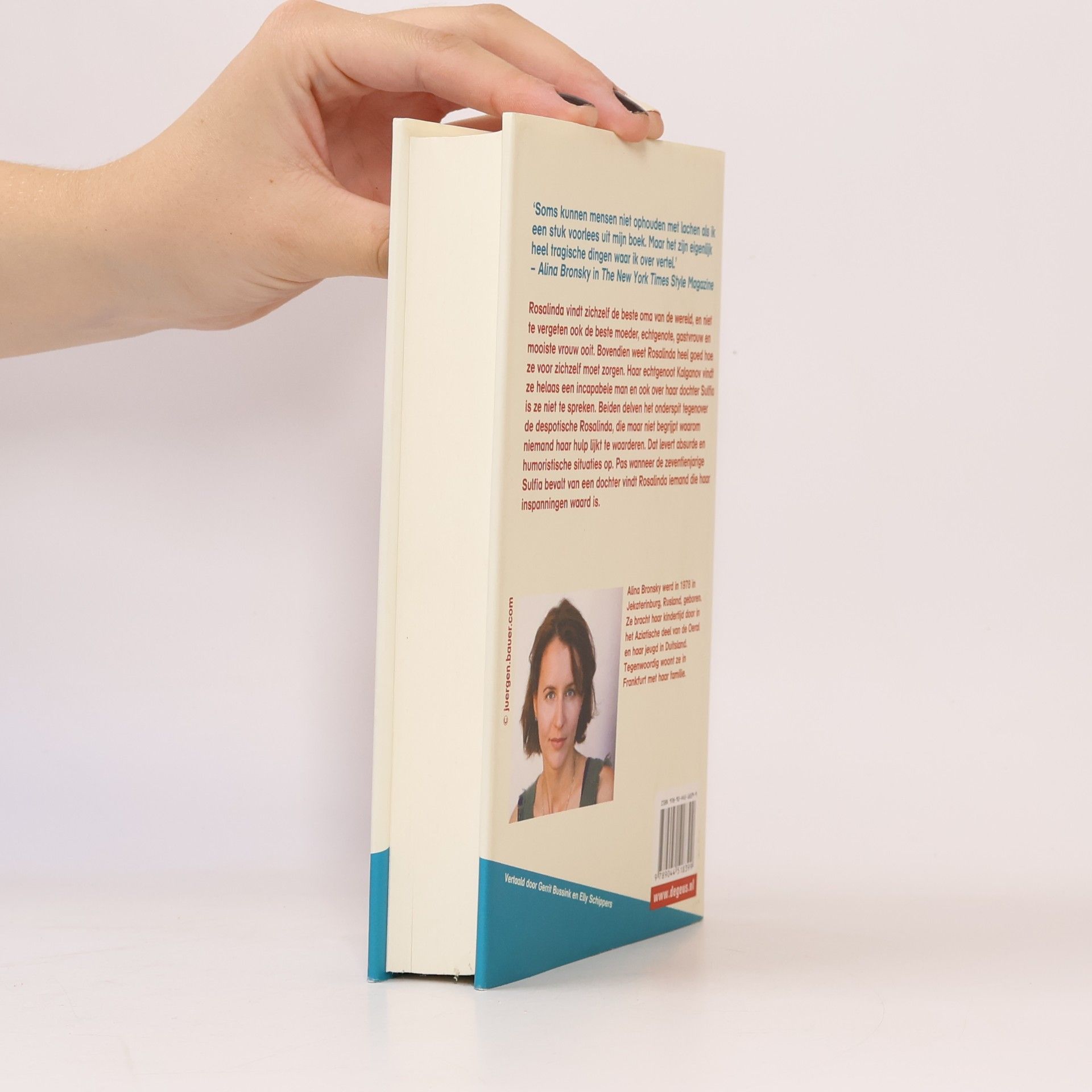 Alina Bronsky De allerbeste oma van de wereld en de beste moeder, echtgenote, gastvrouw en mooiste vrouw óóit (volgens haarzelf)