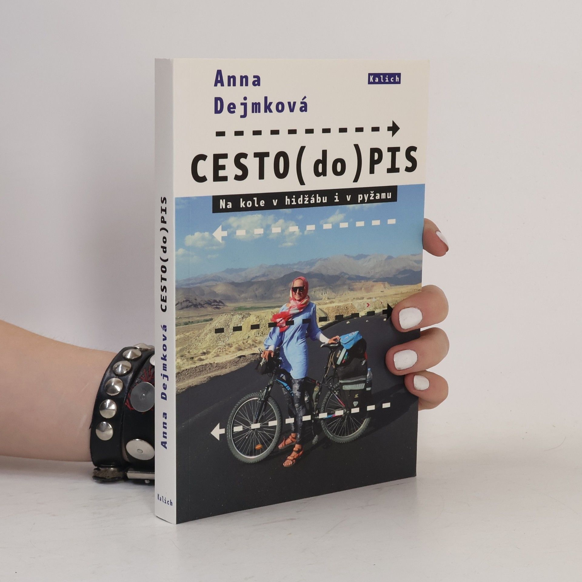 Anna Dejmková CESTO(do)PIS Na kole v hidžábu i pyžamu