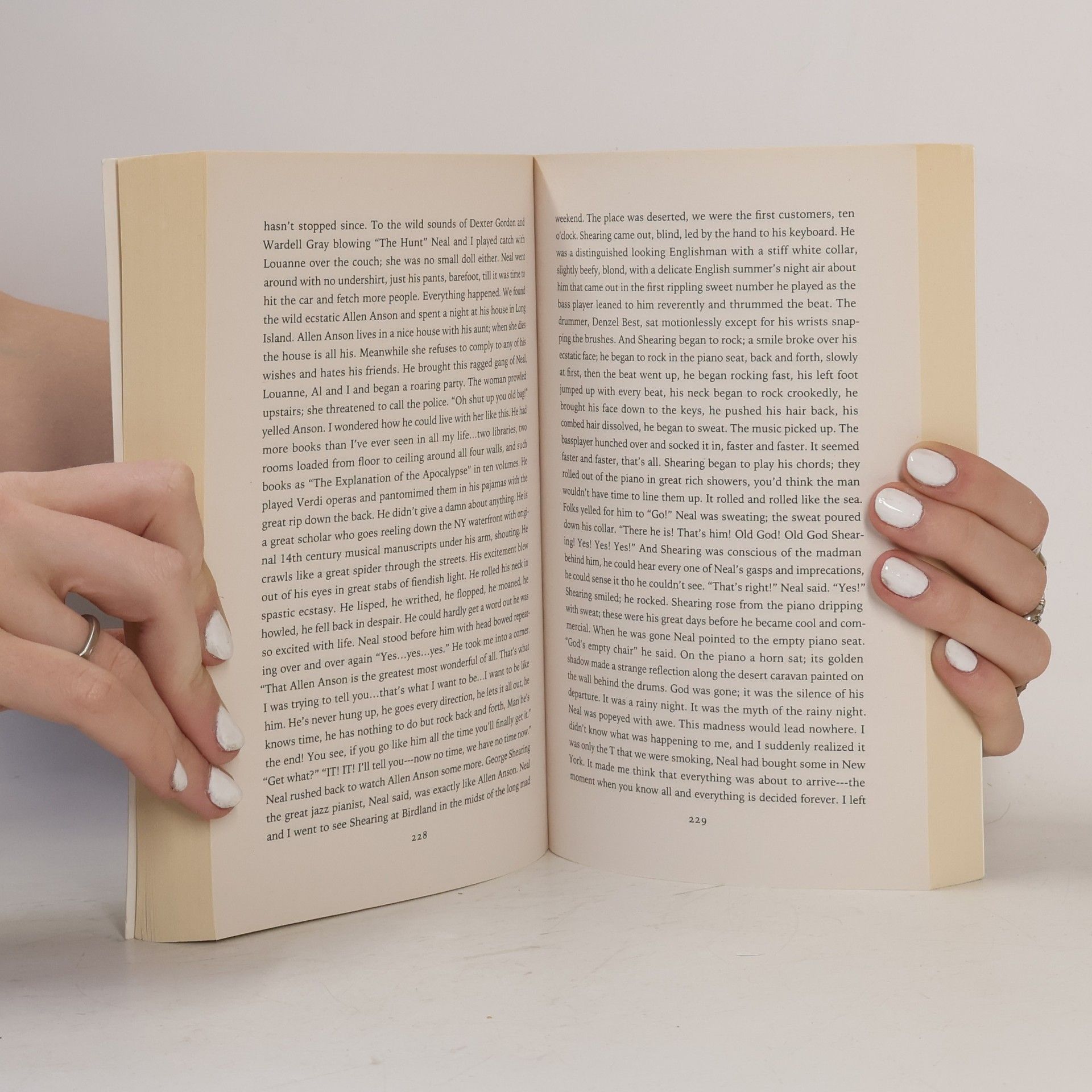 Jack Kerouac On the road : the original scroll