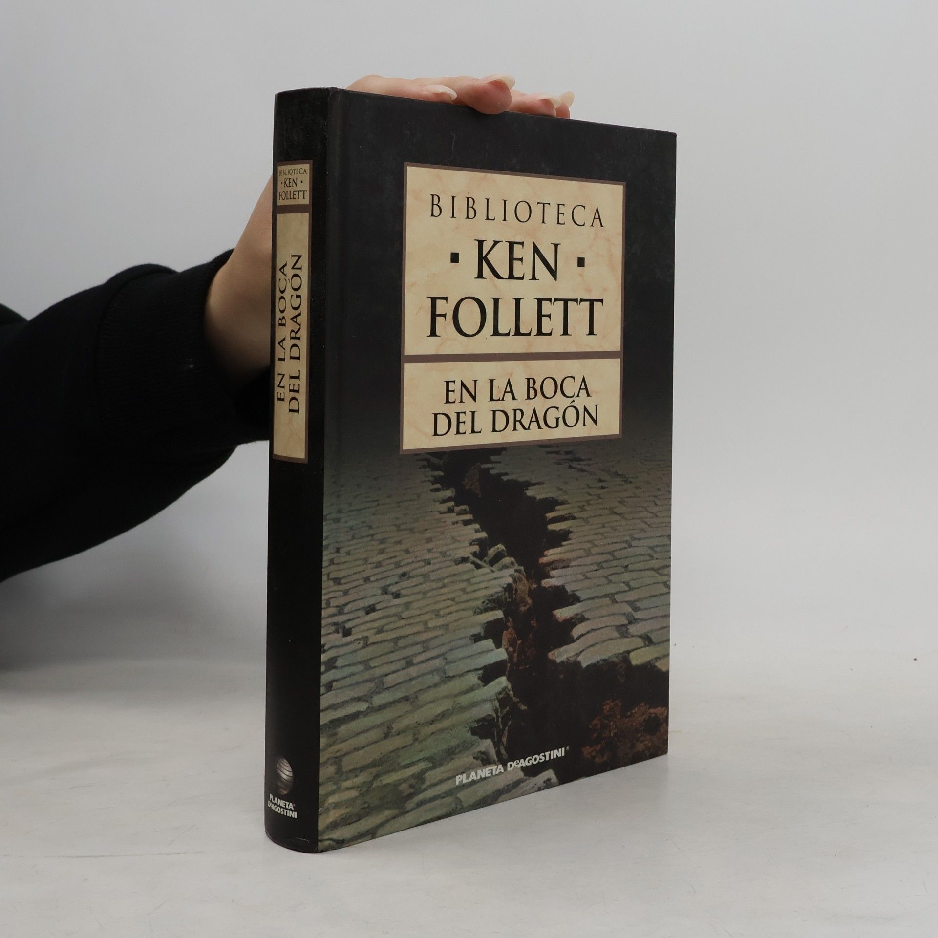 Biblioteca: En la boca del dragón
