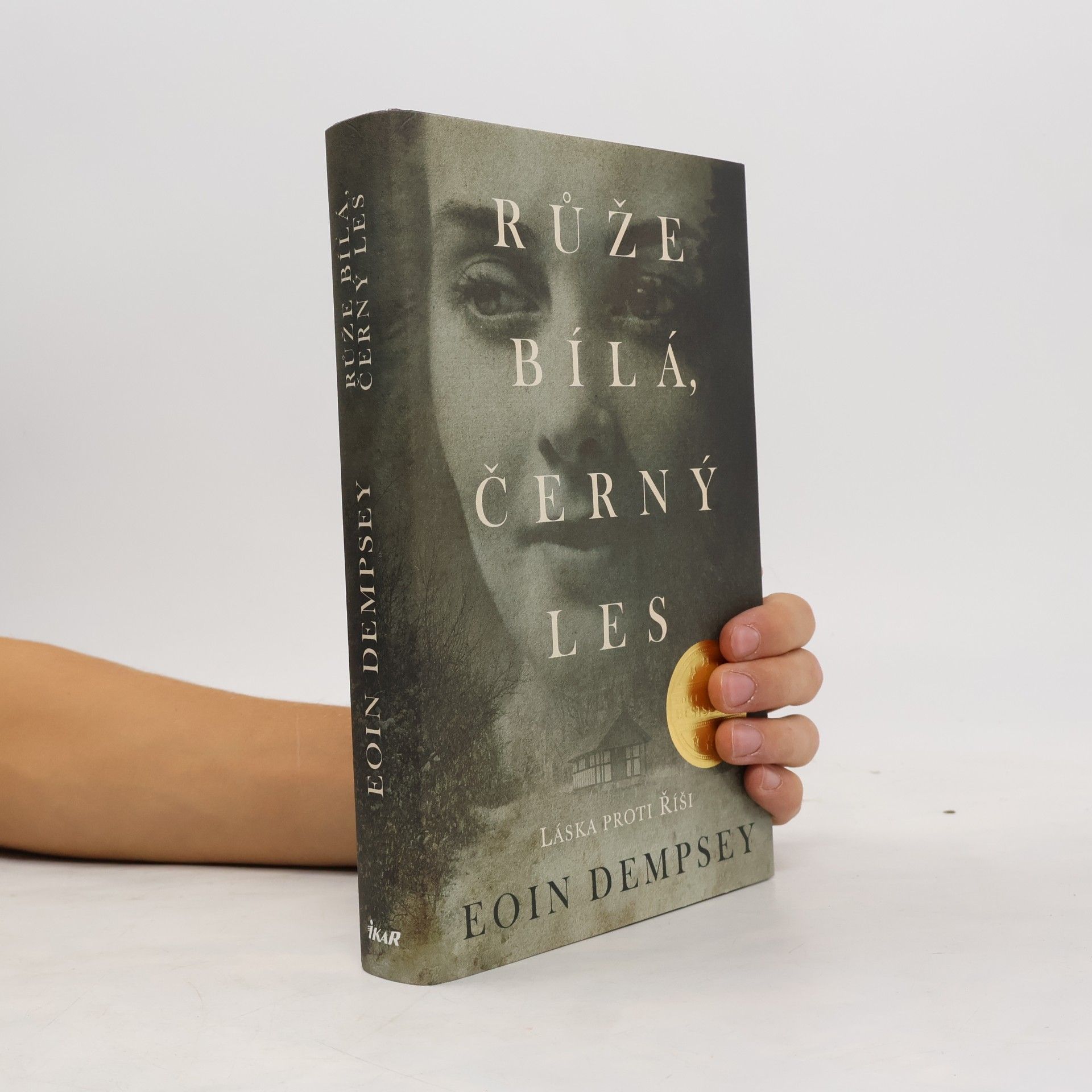 Eoin Dempsey Růže bílá, černý les