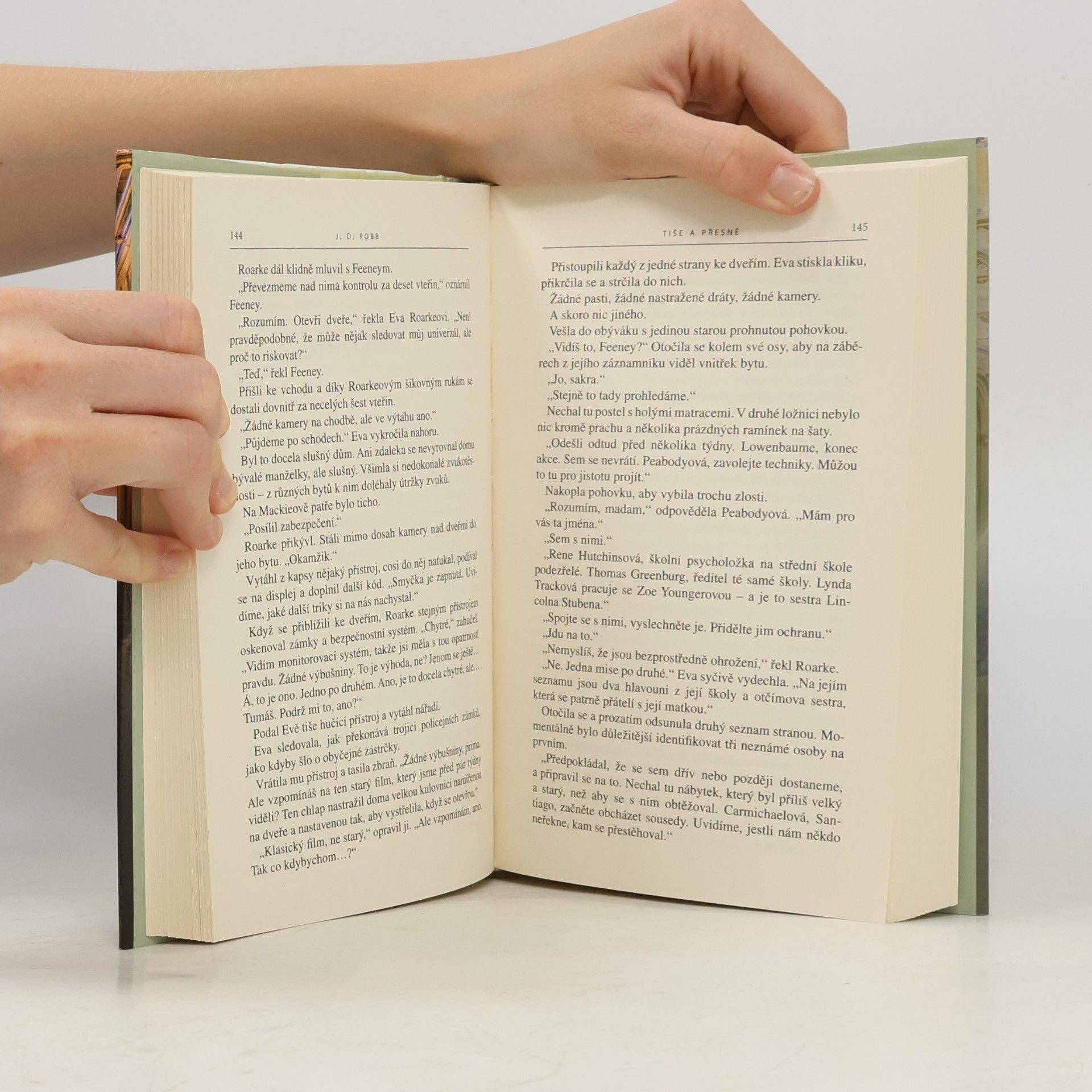 Nora Roberts Tiše a přesně