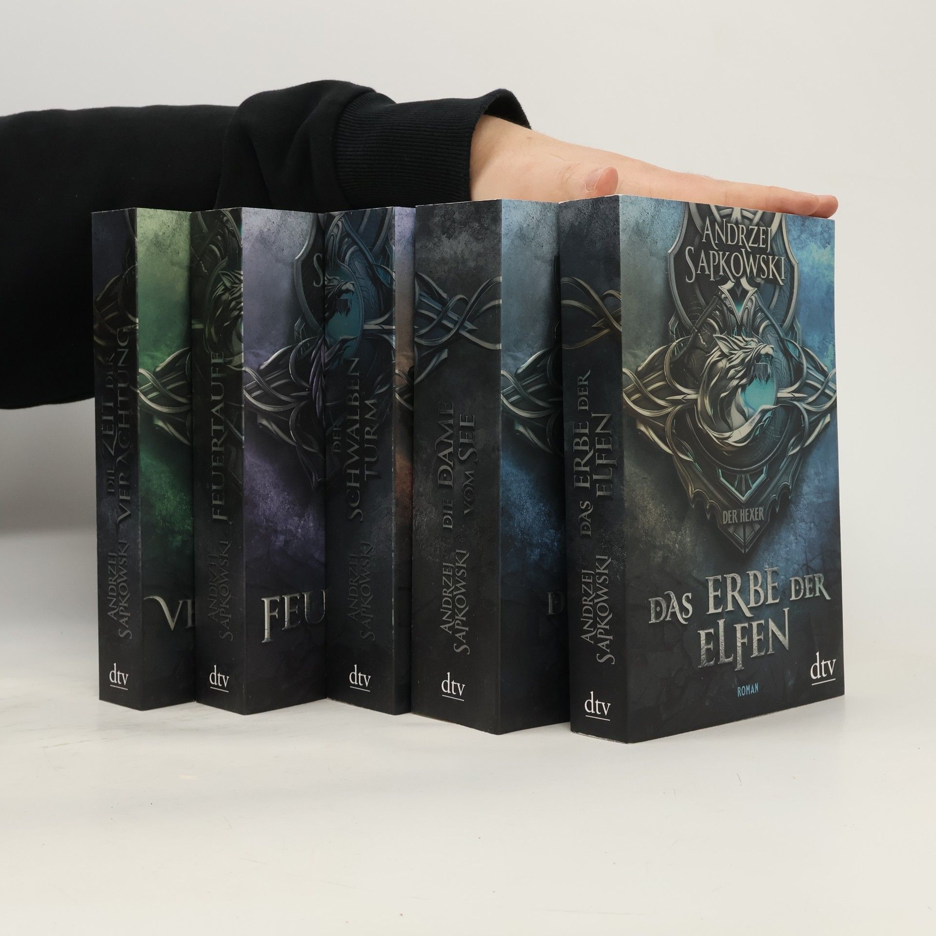 Andrzej Sapkowski Die 5 Bände der Hexer-Saga. Im edlen Schuber mit Karte