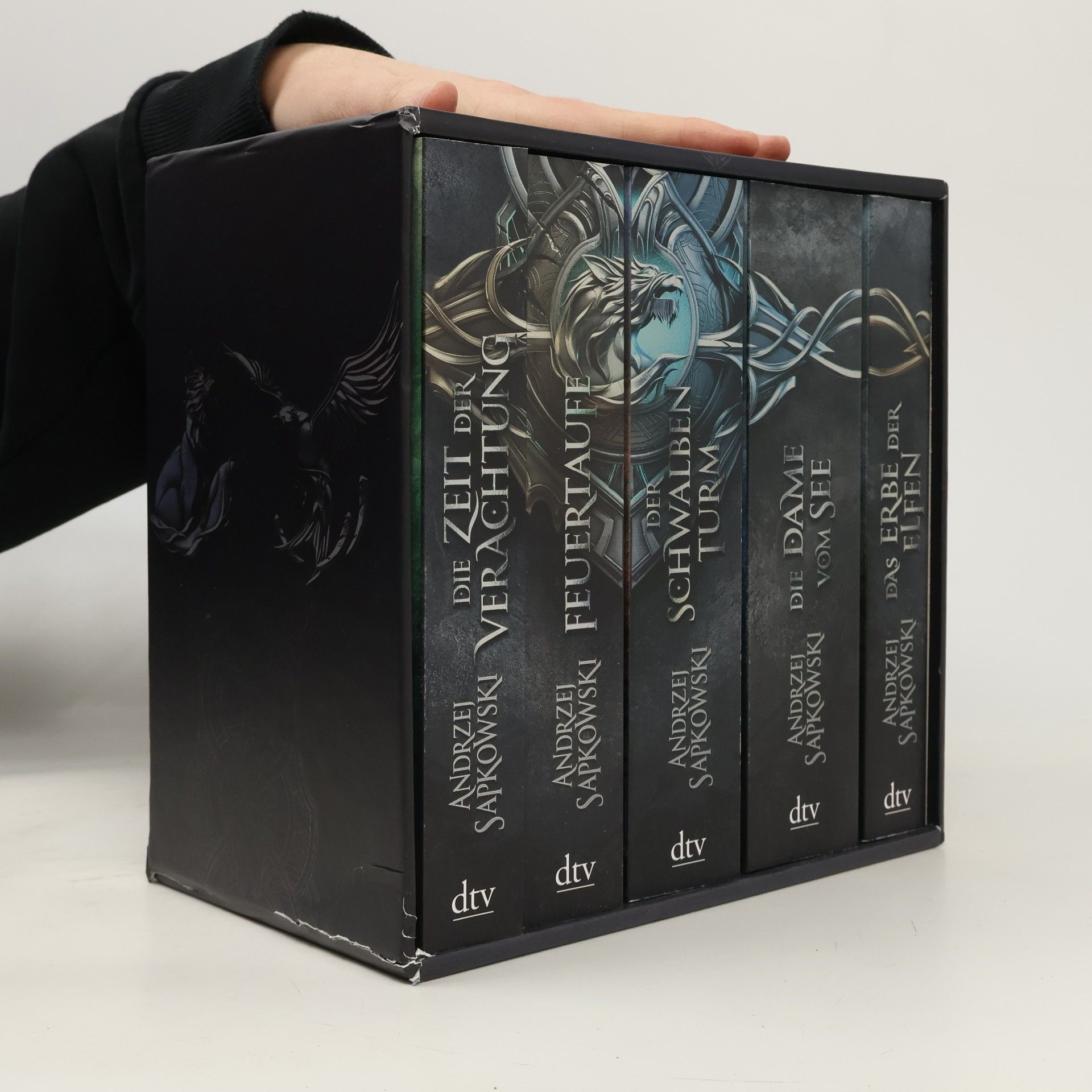 Andrzej Sapkowski Die 5 Bände der Hexer-Saga. Im edlen Schuber mit Karte