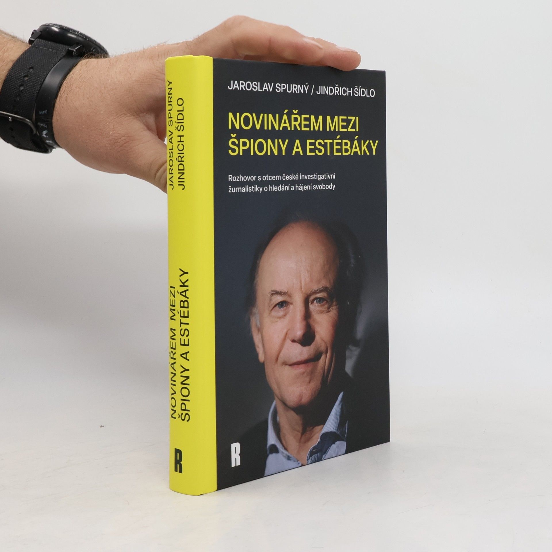 Novinářem mezi špiony a estébáky