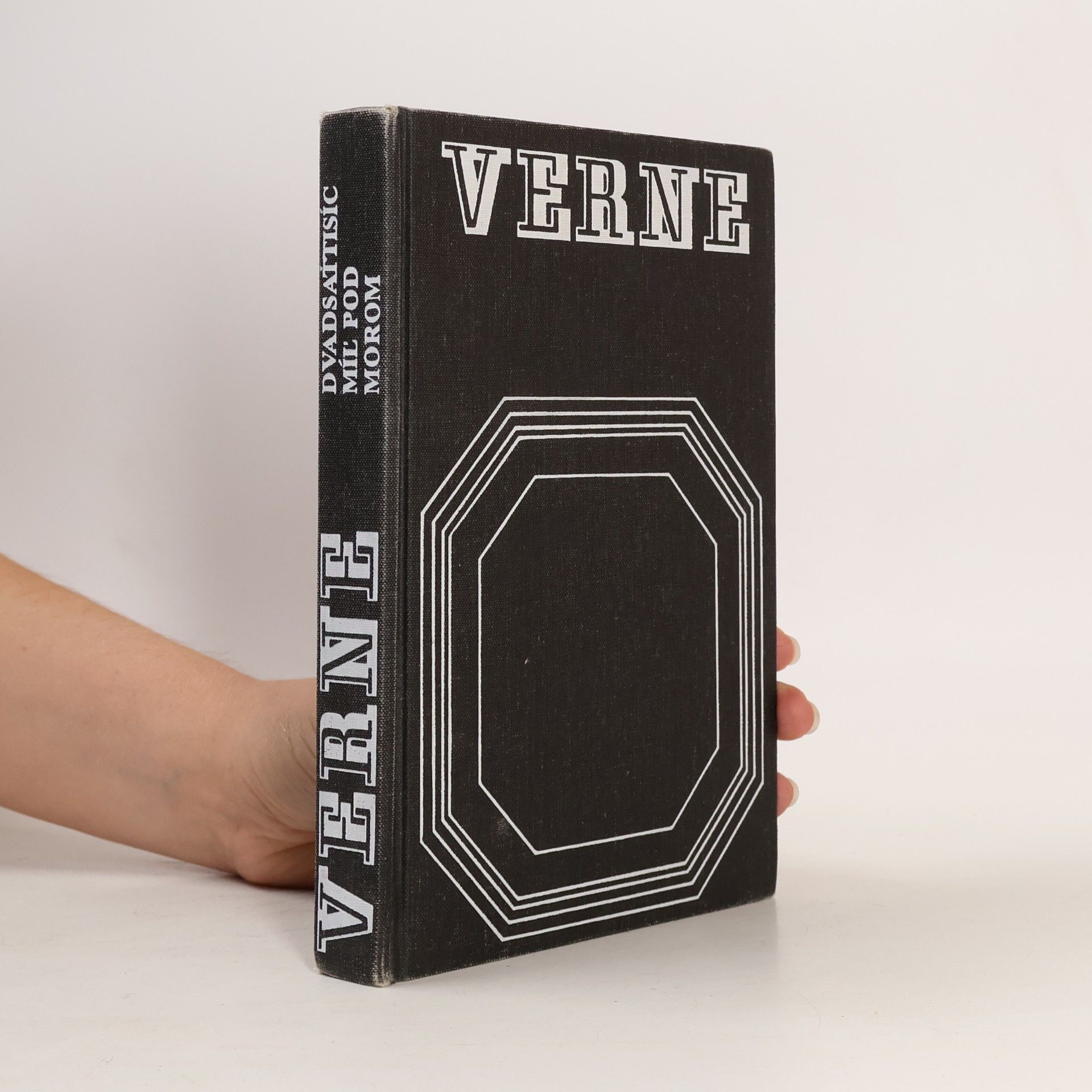 Jules Verne Dvadsaťtisíc míľ pod morom