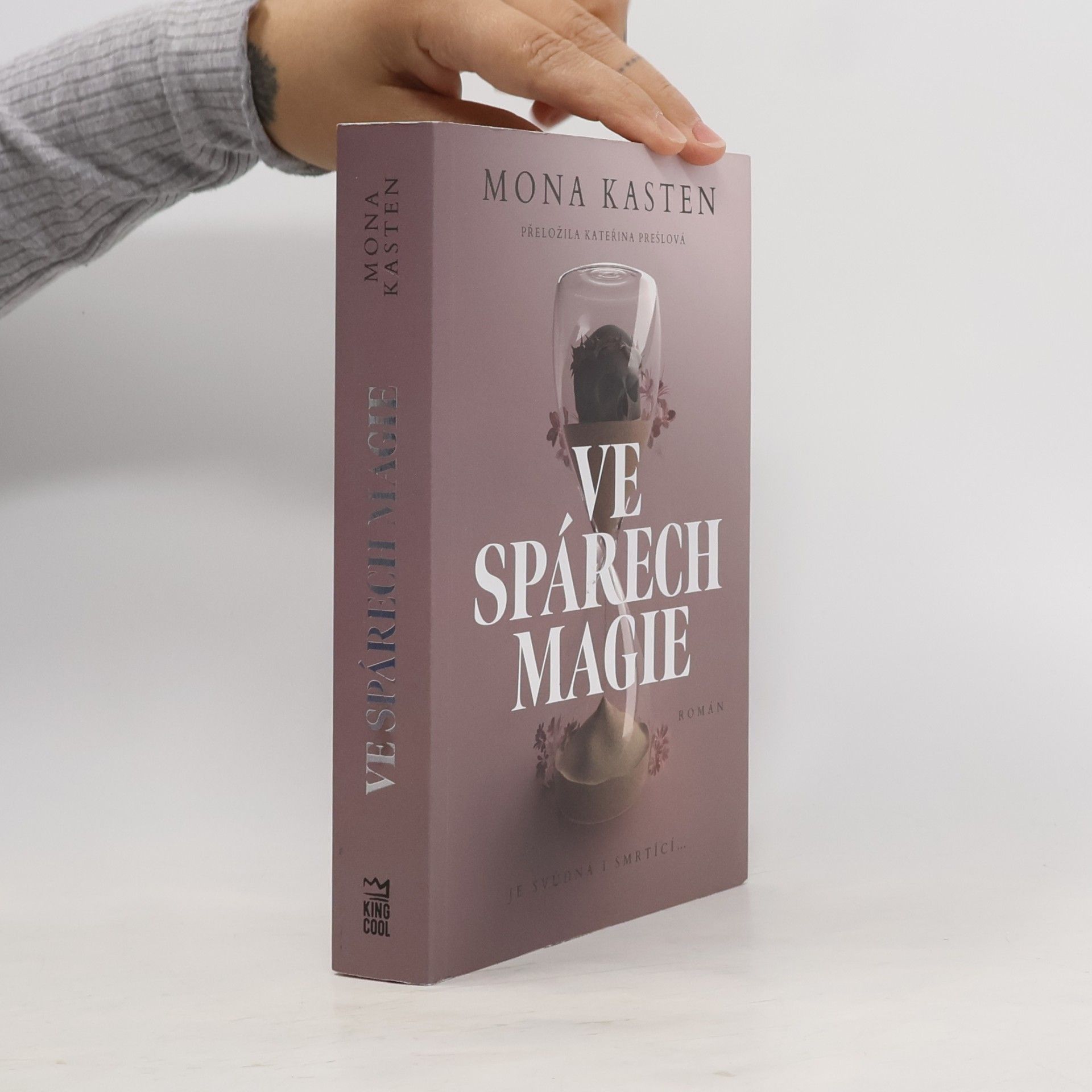 Mona Kasten Ve spárech magie