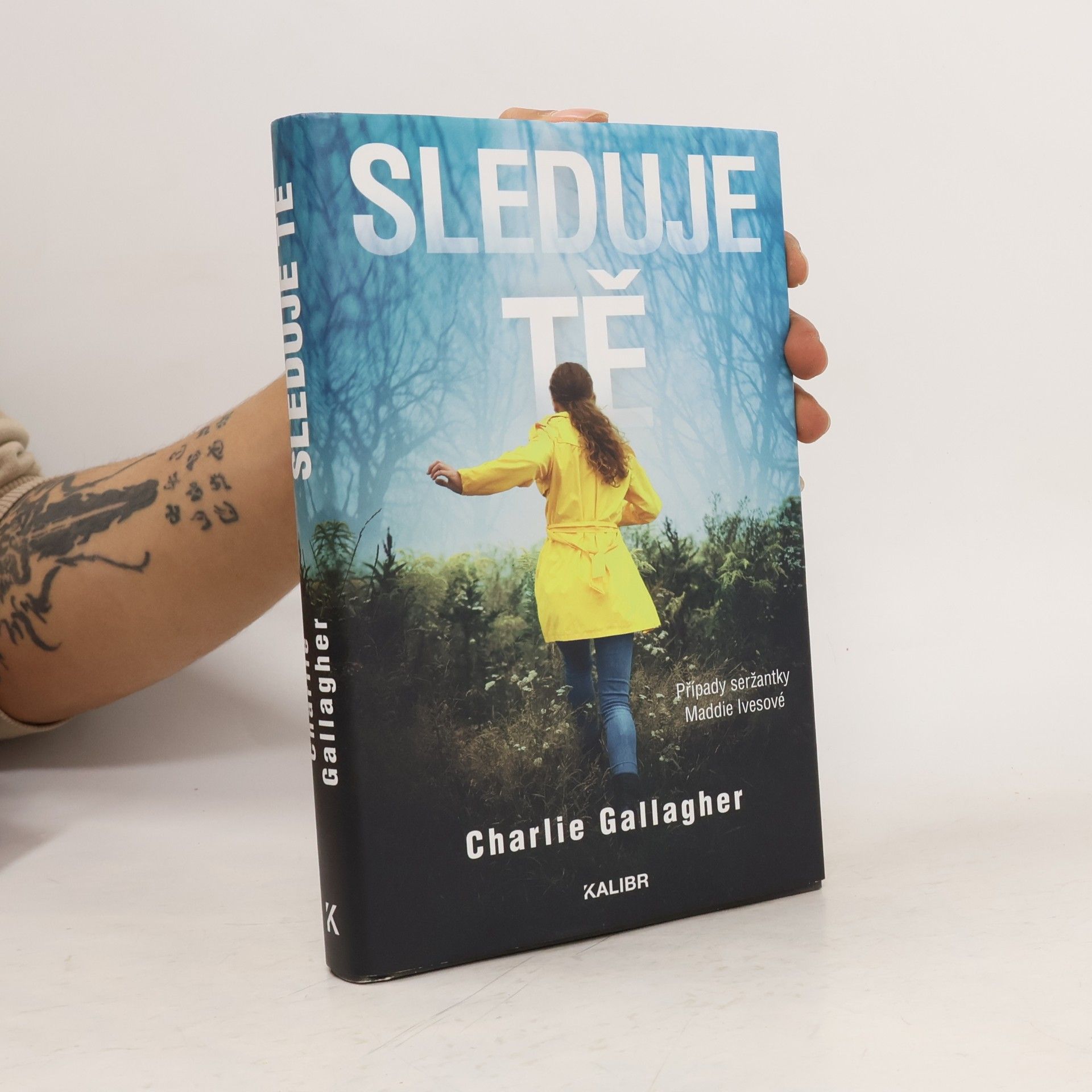 Sleduje tě
