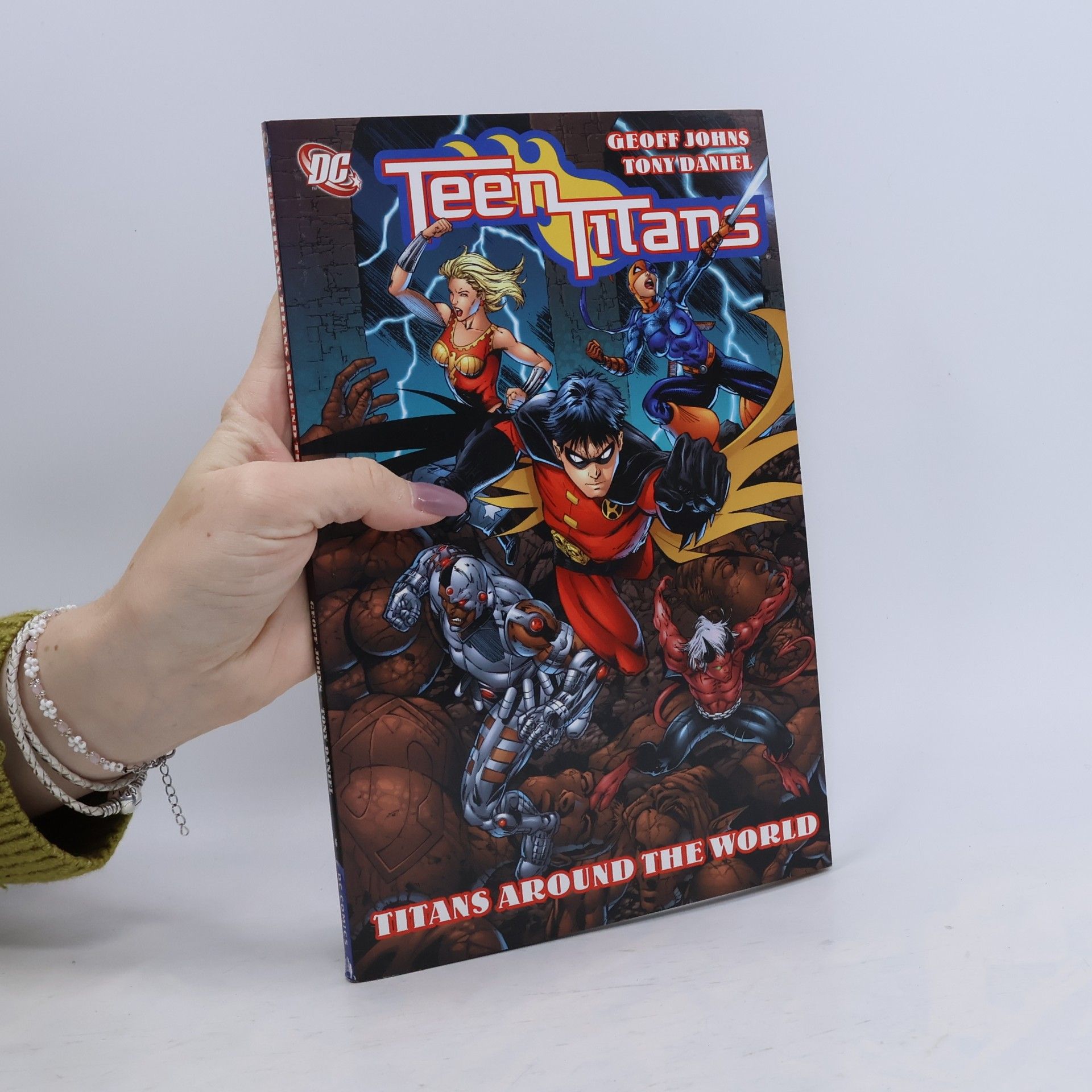 Sandra Hopeová Teen Titans - 6: Titans Around the World