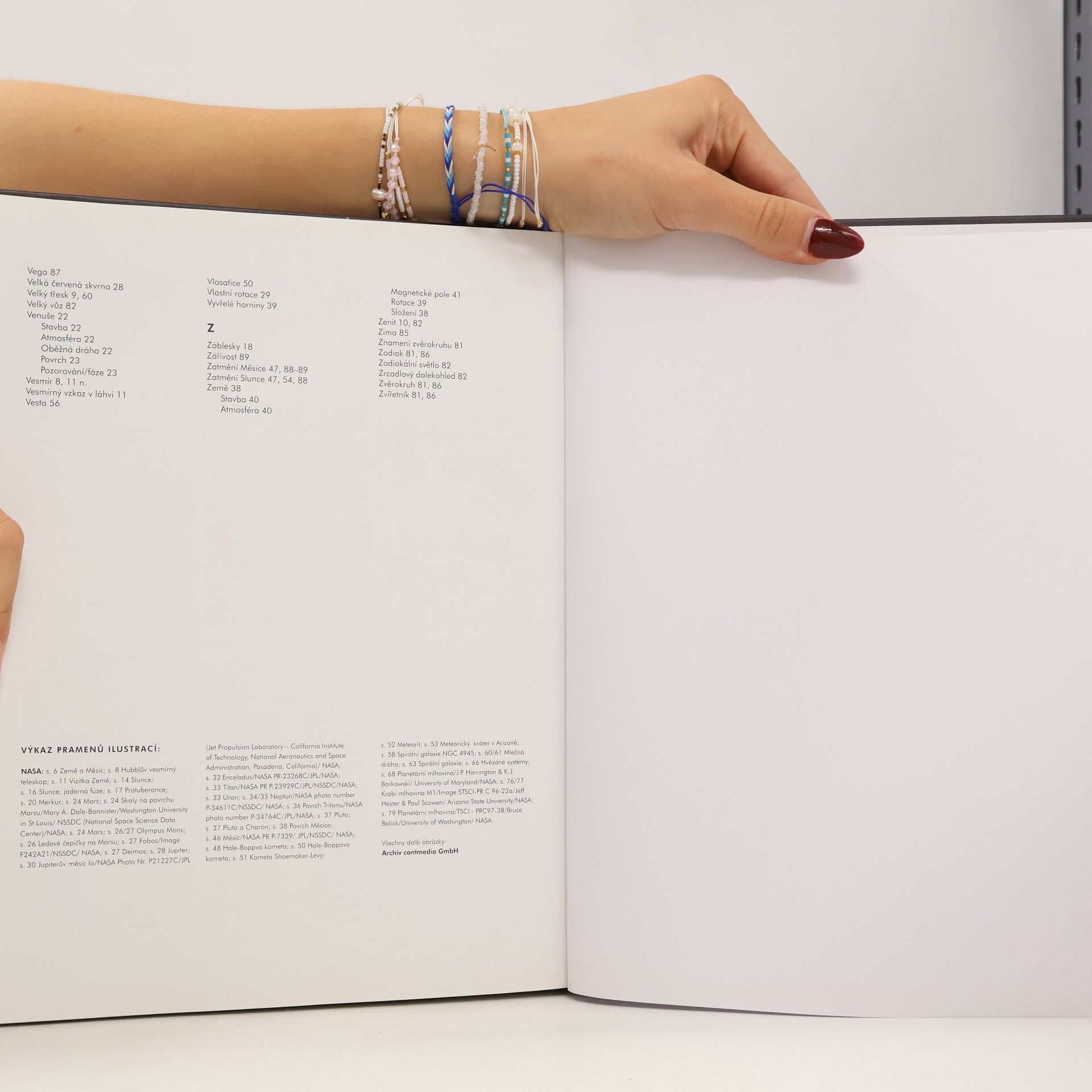 Various authors Vesmír