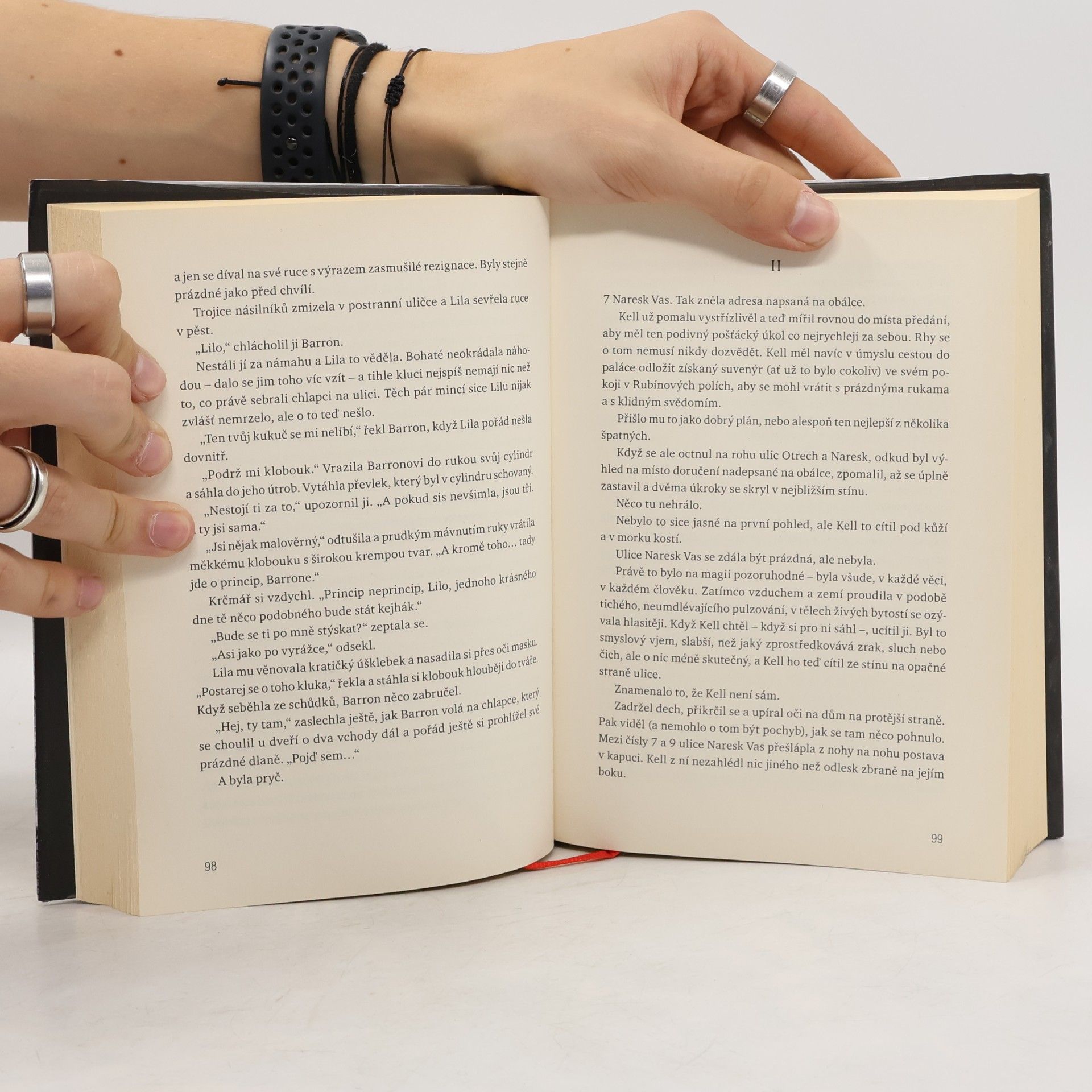 V. E. Schwab Temnější tvář magie