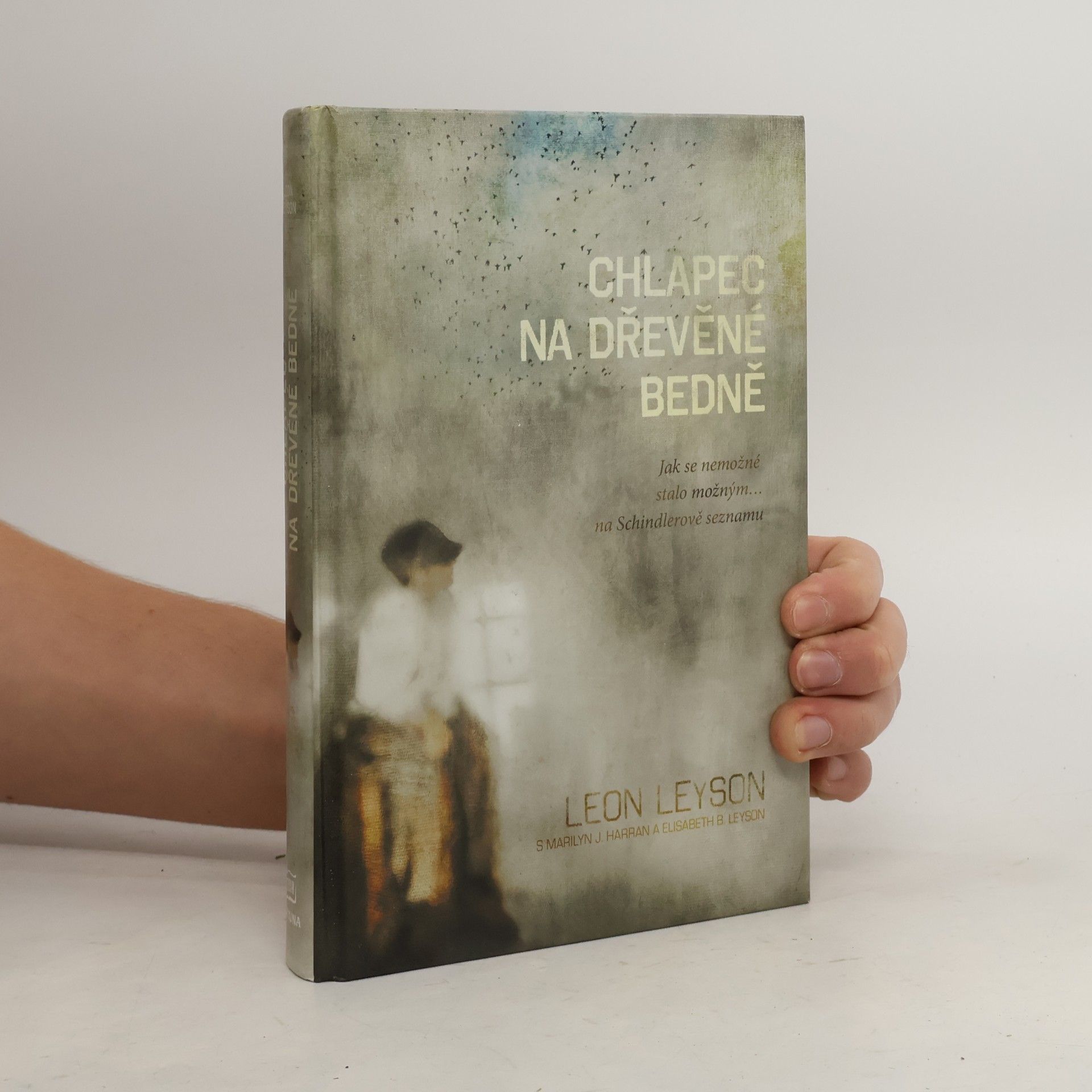Leon Leyson Chlapec na dřevěné bedně