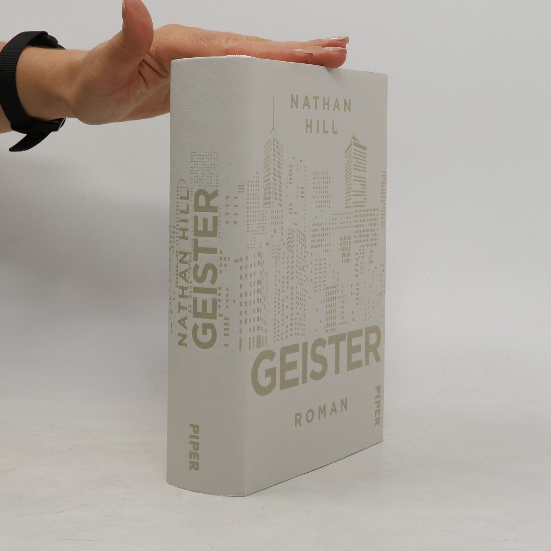 Nathan Hill Geister