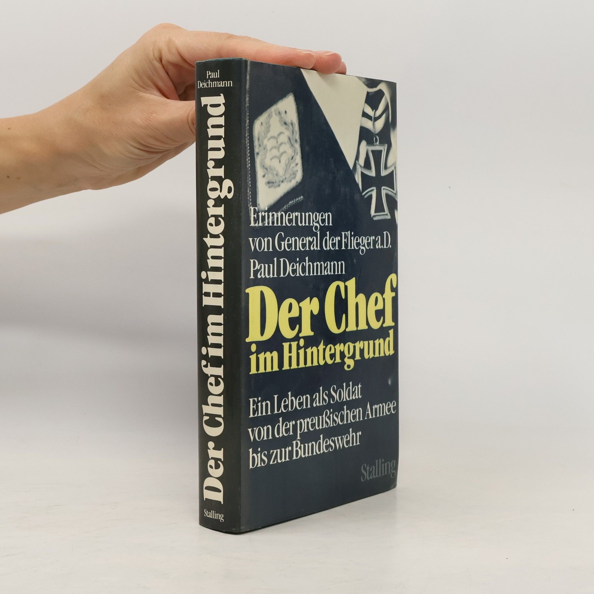 Der Chef im Hintergrund