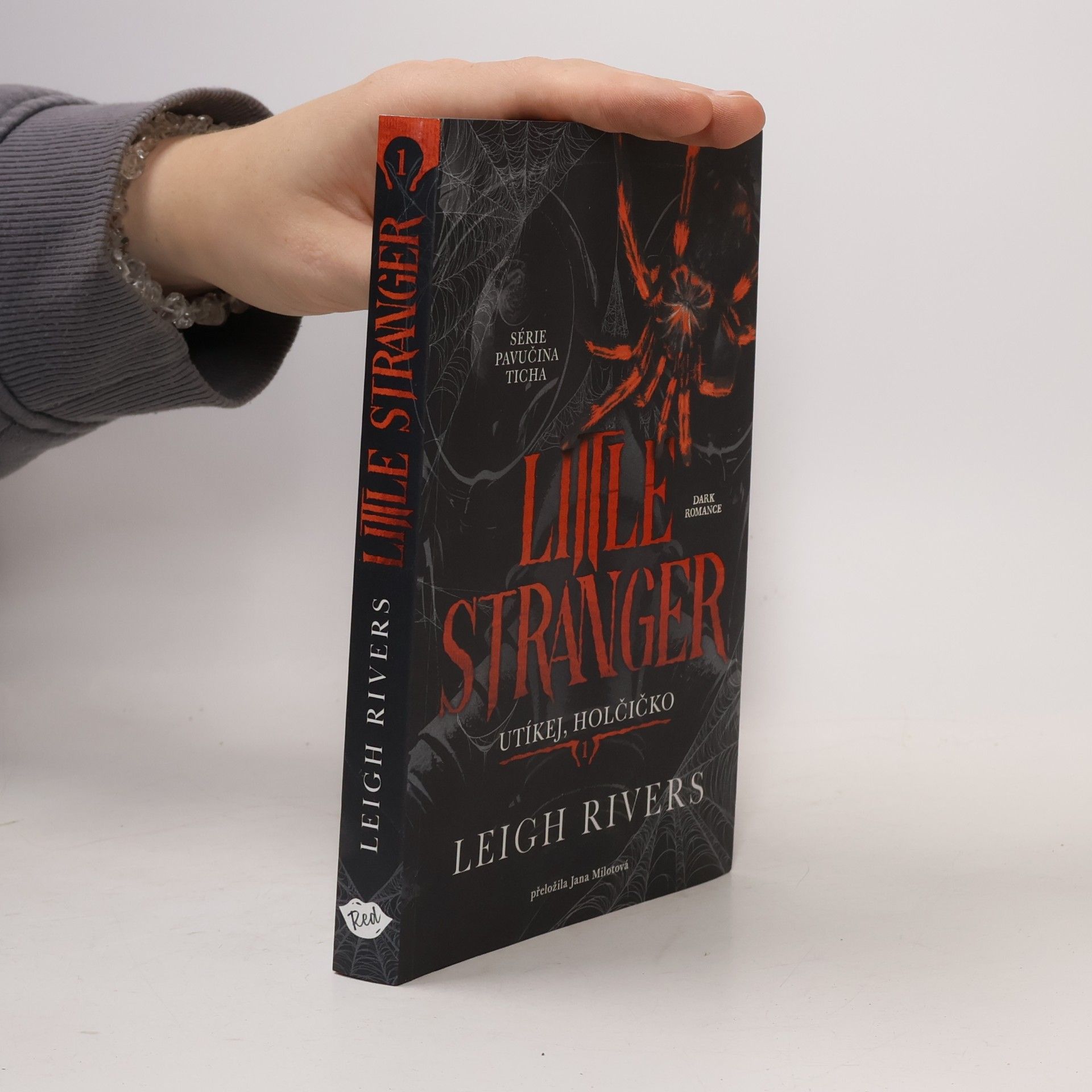 Leigh Rivers Little Stranger Utíkej, holčičko