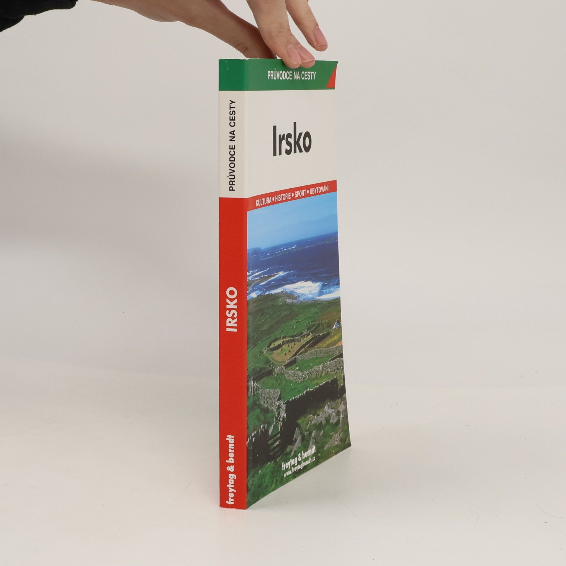 Jan Pergler Irsko. Podrobné a přehledné informace o historii, kultuře, přírodě a turistickém zázemí Norska. 136 barevných snímků, 1 přehledná mapa zemí, 8 map oblastí, 4 plány měst