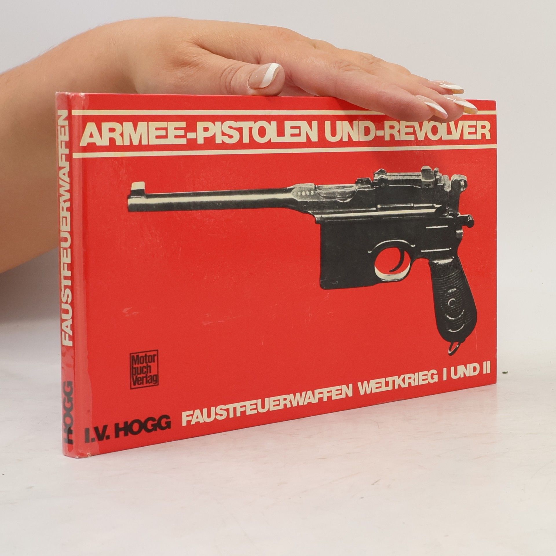 Armee-Pistolen und -Revolver
