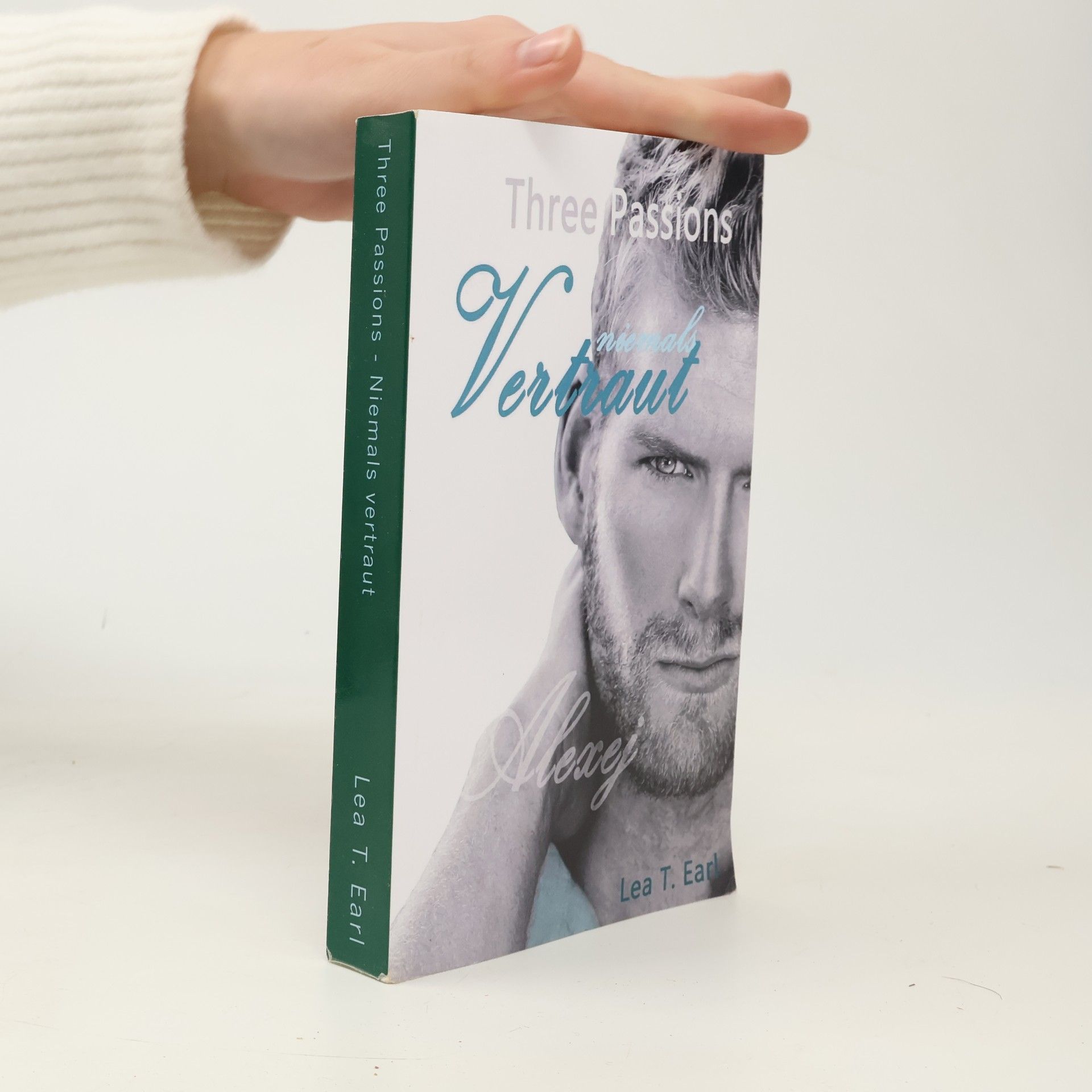 Three Passions: Niemals vertraut