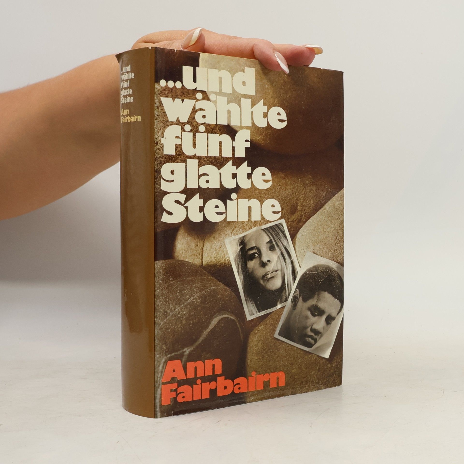 Ann Fairbairn ... und wählte fünf glatte Steine