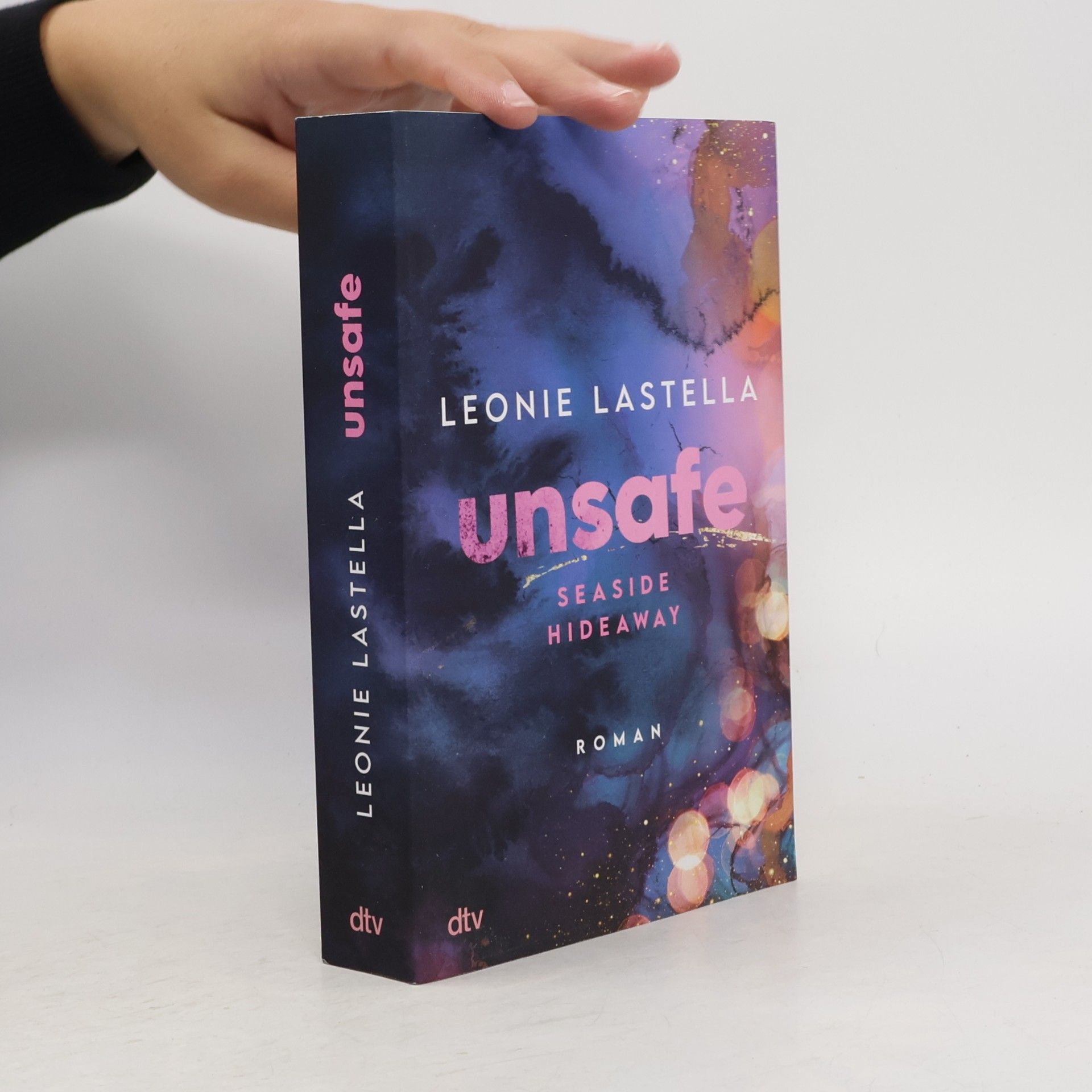 Leonie Lastella Seaside Hideaway – Unsafe