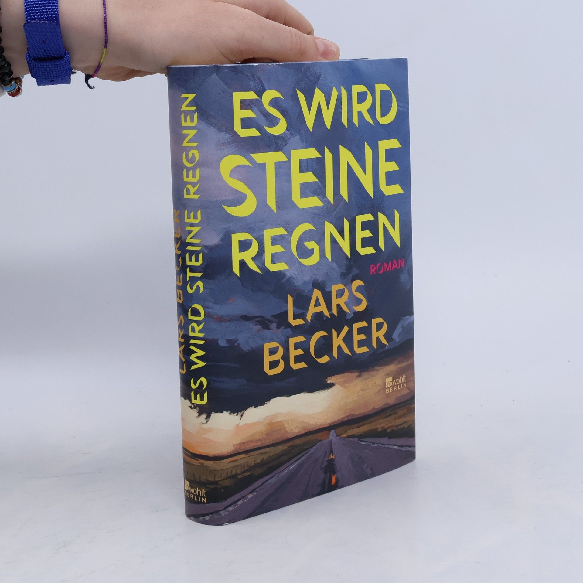Lars Becker Es wird Steine regnen: "Das Buch ist so dermaßen besonders, so was habe ich noch nie gelesen." Florian Valerius