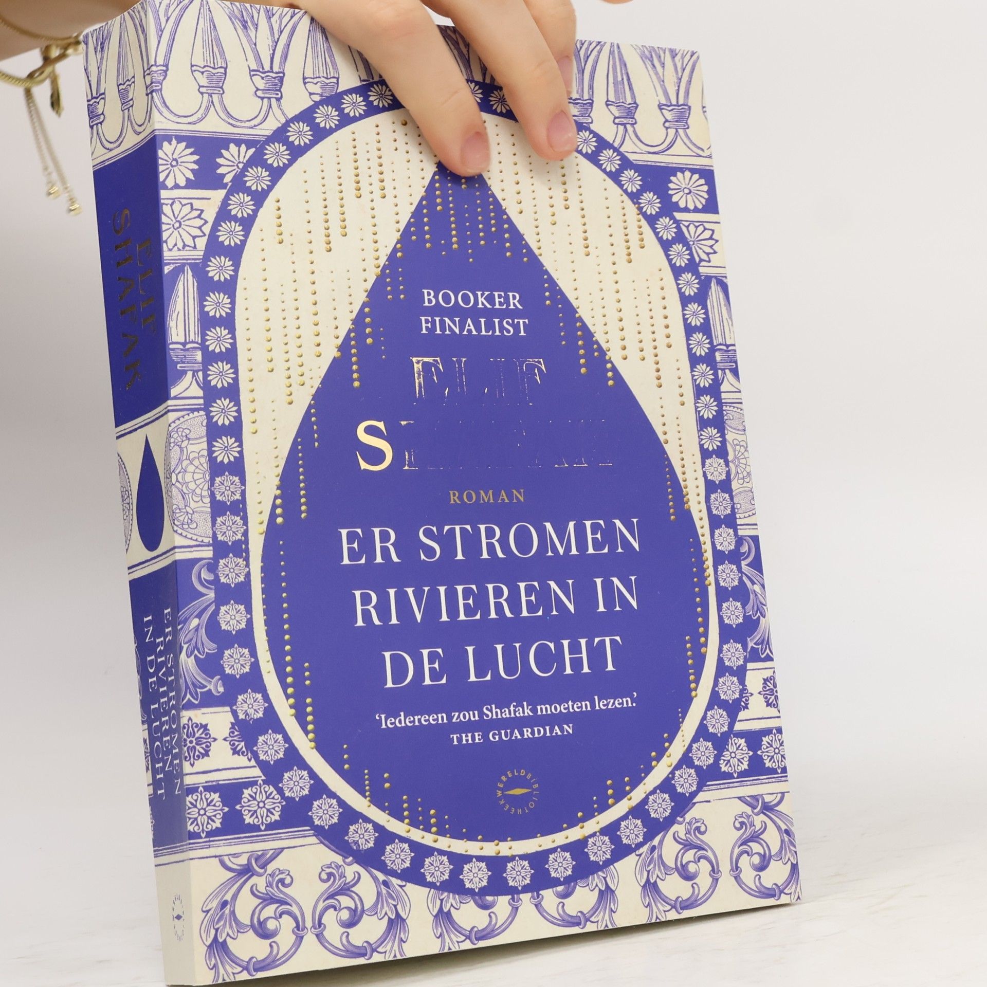 Elif Shafak Er stromen rivieren in de lucht