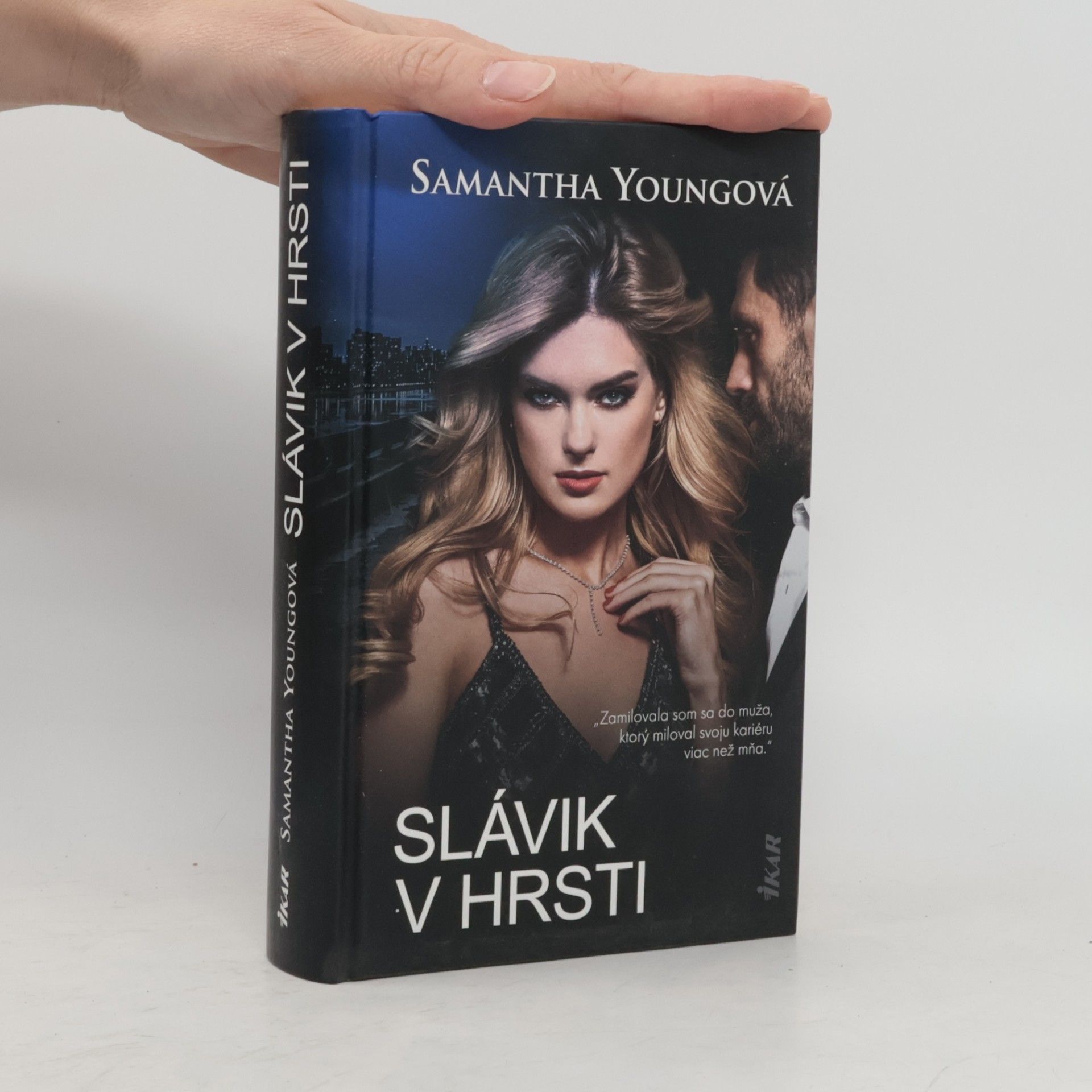 Samantha Young Slávik v hrsti