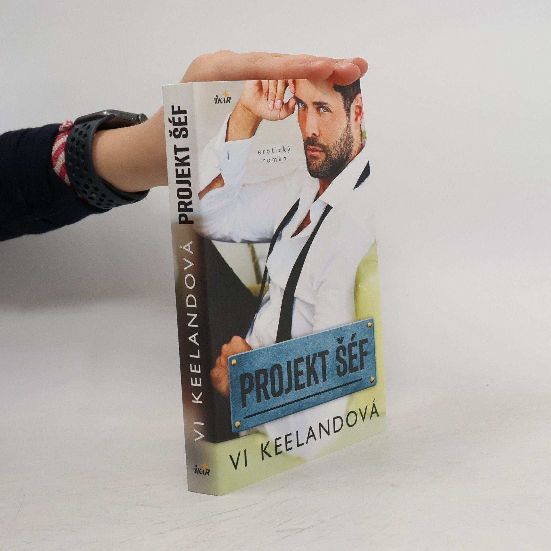 Vi Keeland Projekt šéf