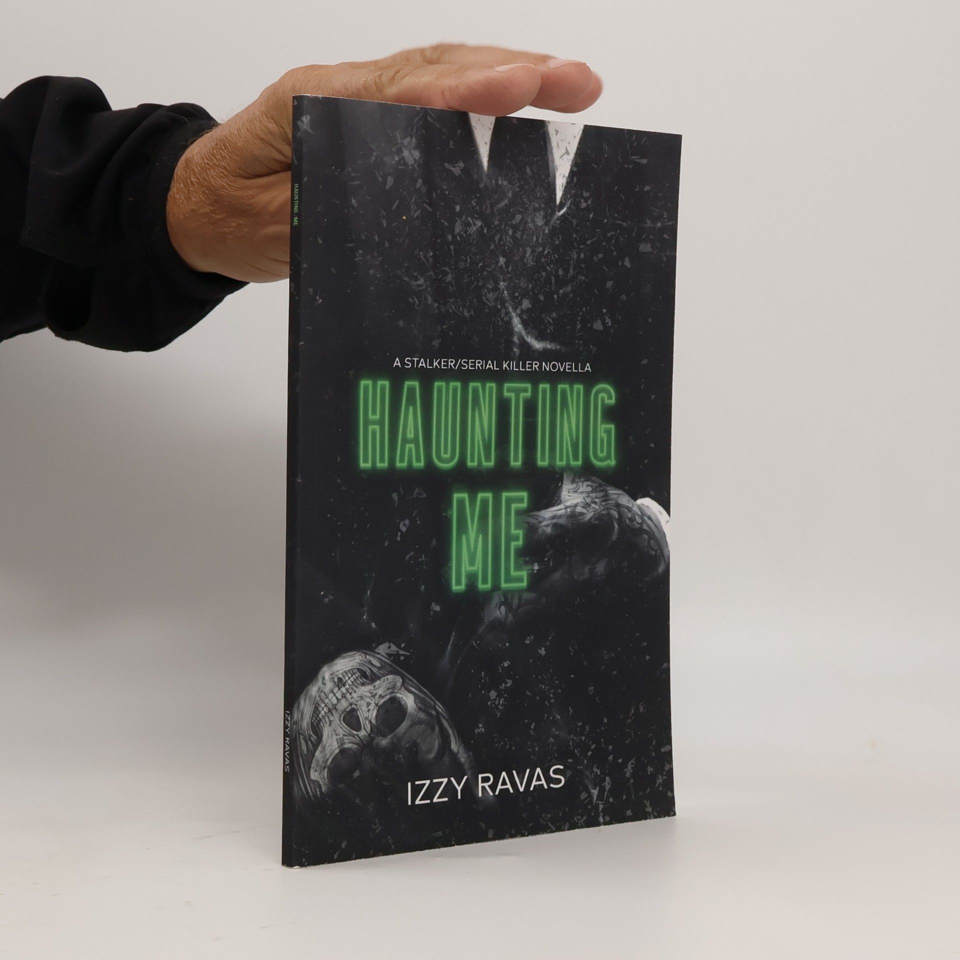Izzy Ravas Haunting Me: A Stalker/Serial Killer Romance
