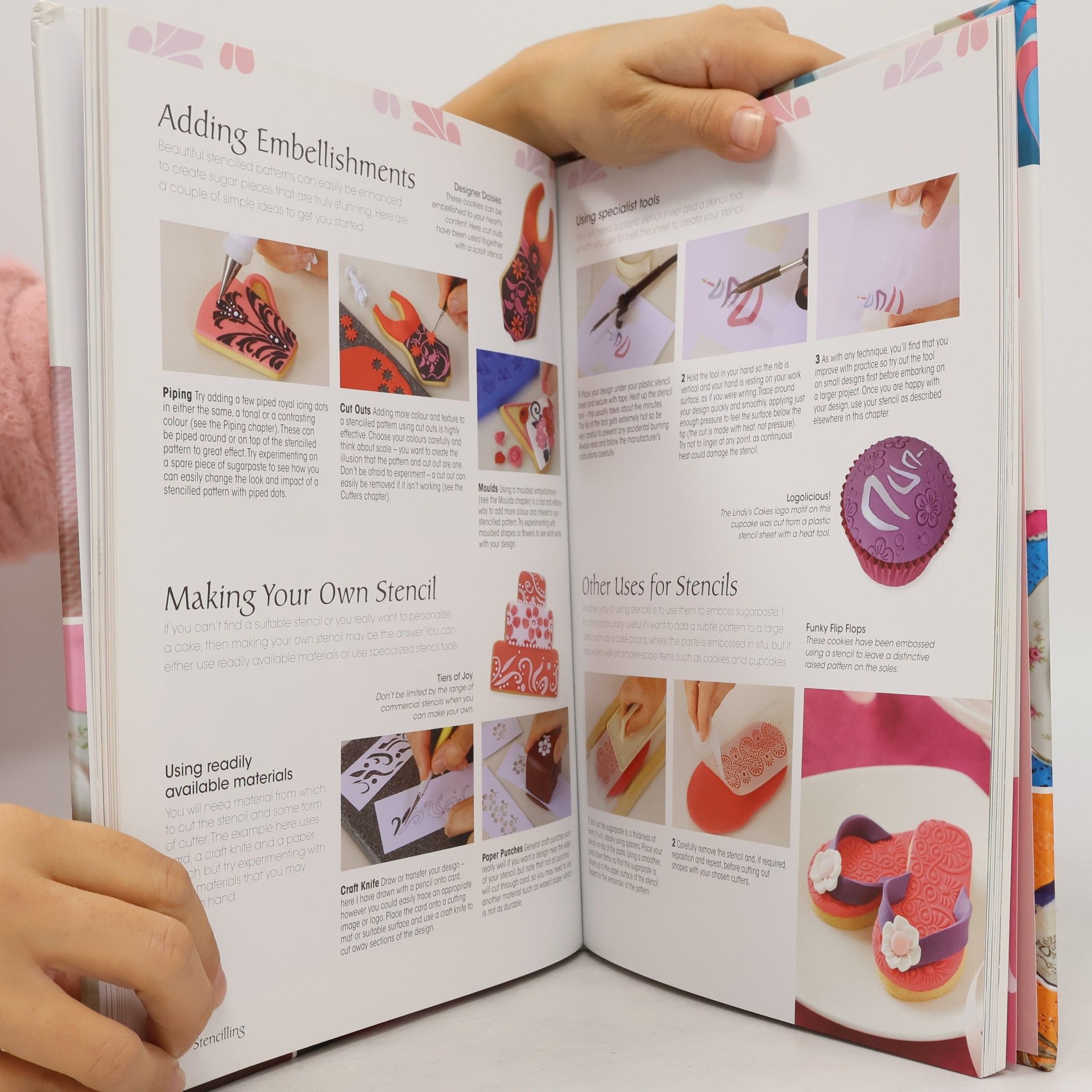 Lindy Smith The contemporary cake decorating bible : over 150 techniques and 80 stunning projects