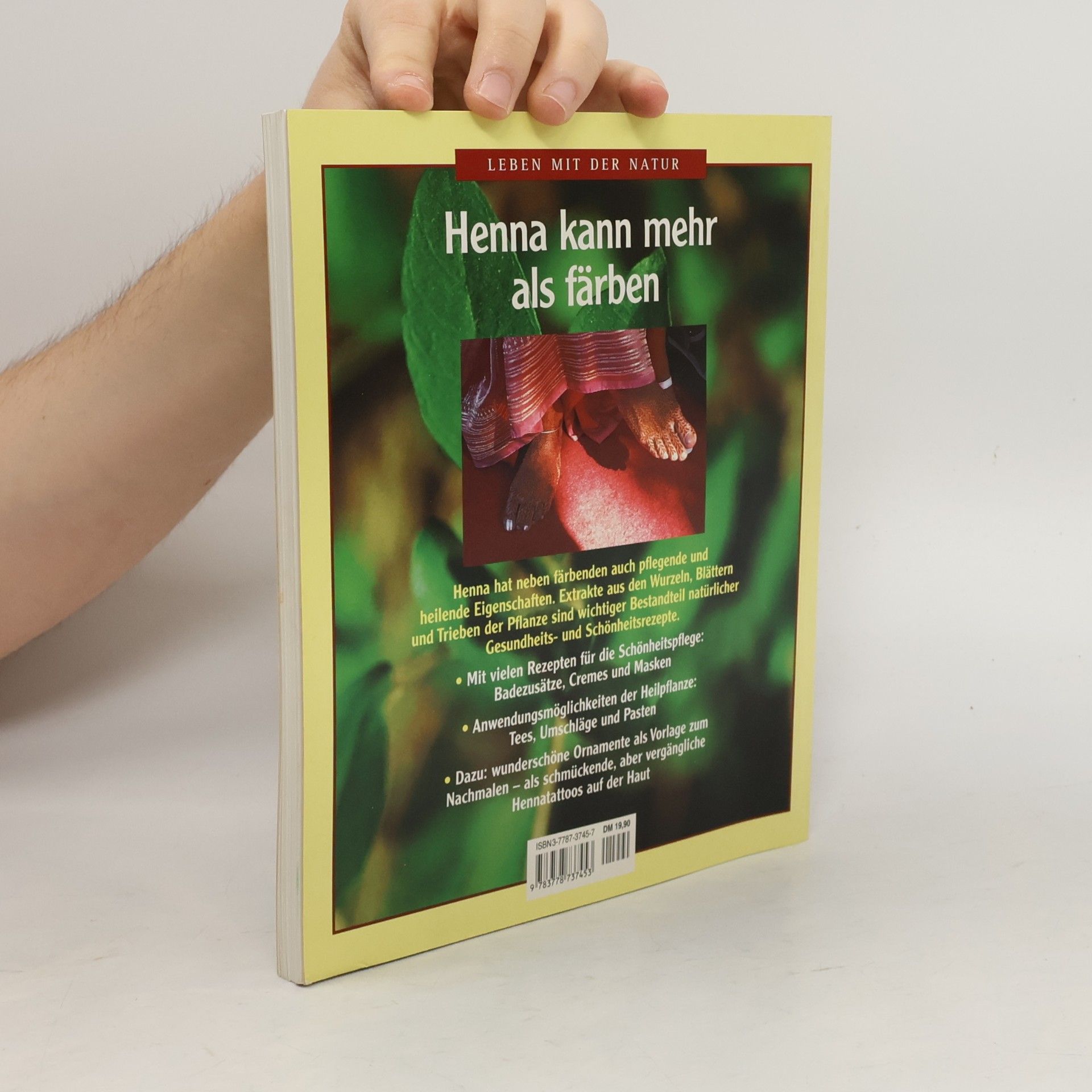 Cornelia Emilian Henna von Kopf bis Fuß