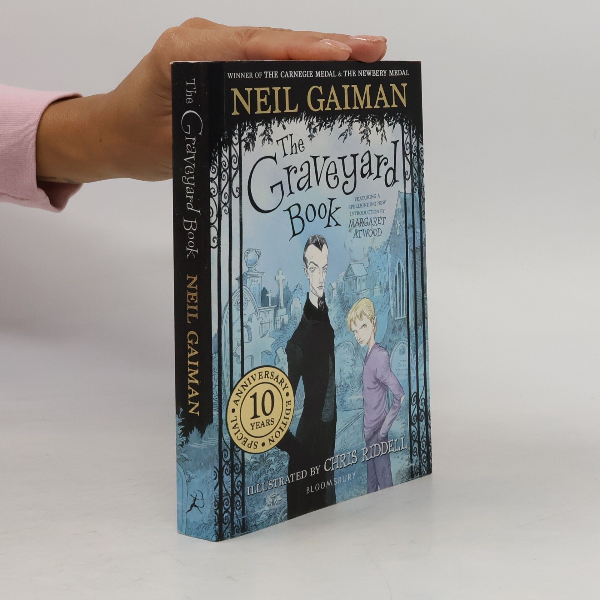 Neil Gaiman The graveyard book