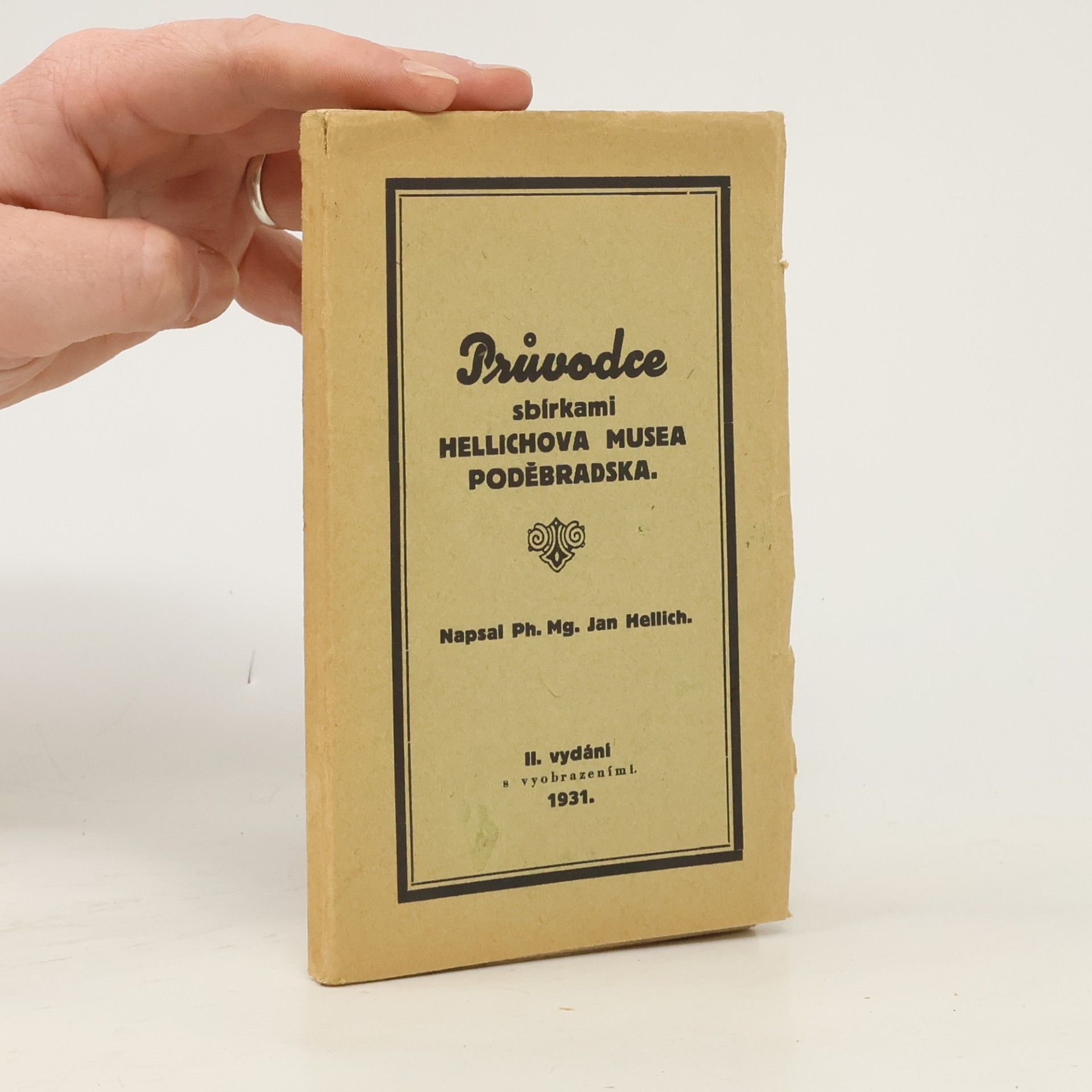 Průvodce sbírkami Hellichova musea Poděbradska